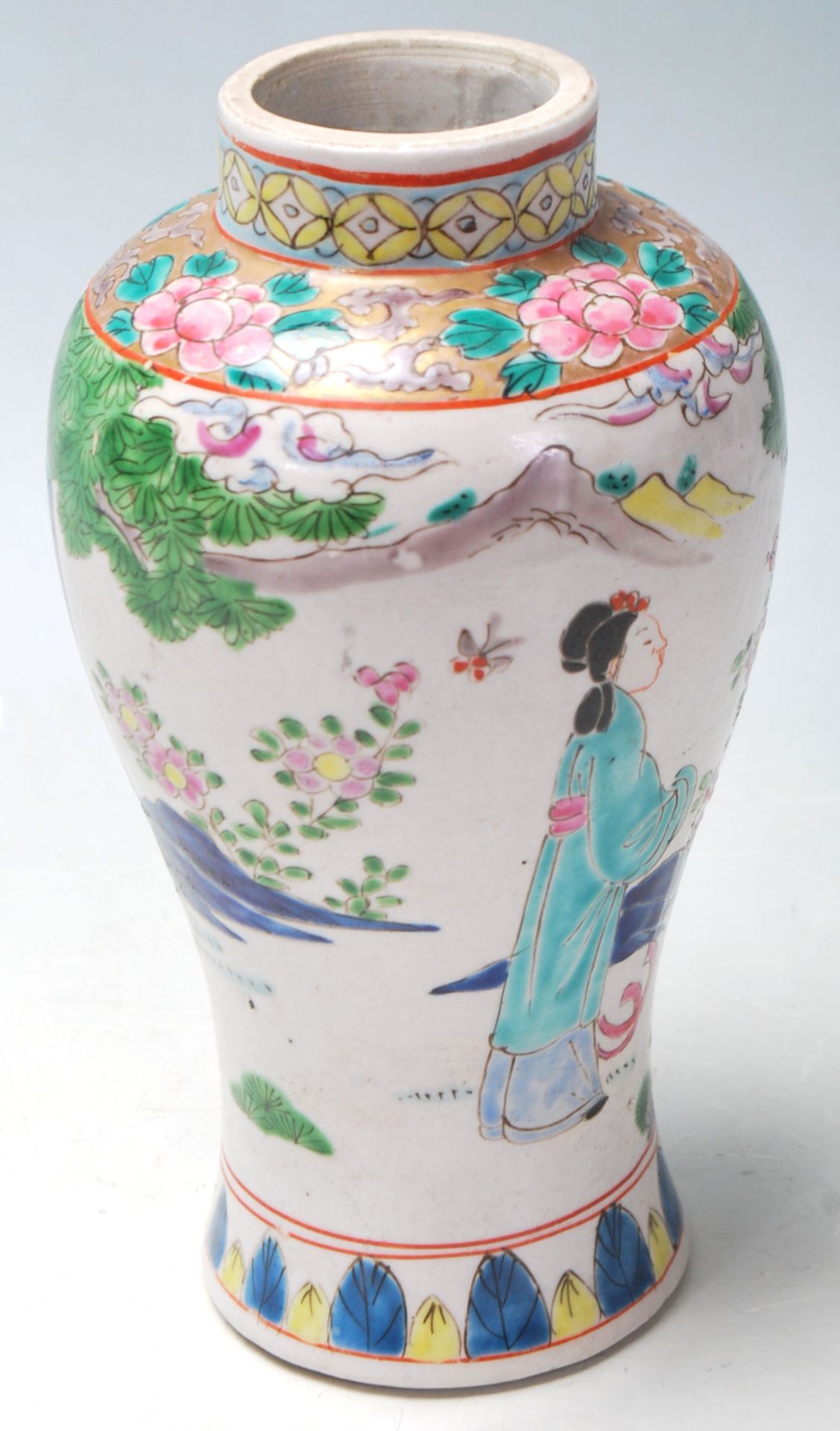 A 20th Century Chinese famille rose canton vase of wasted form being hand painted with two female - Bild 3 aus 5