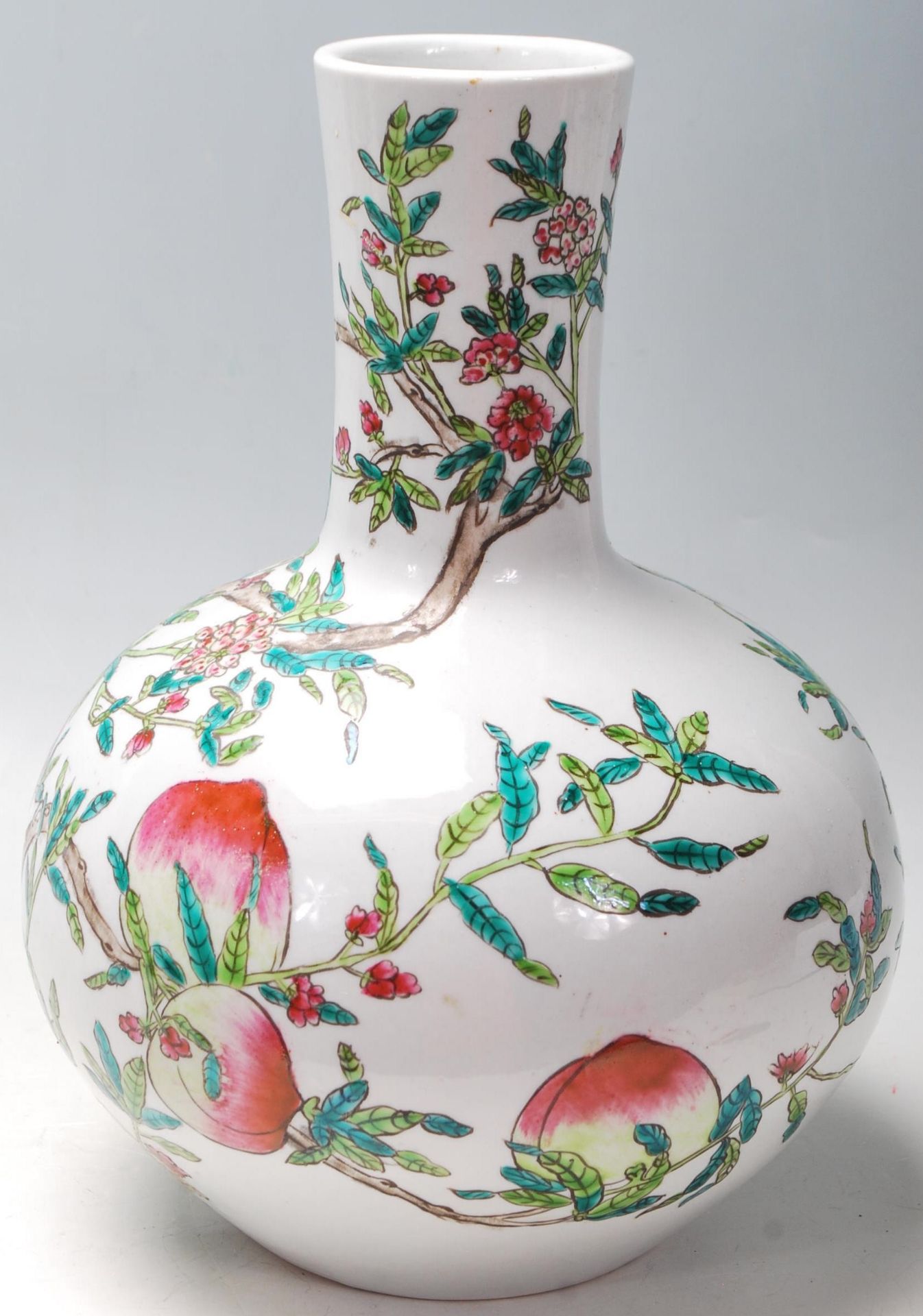 A 20th Century Chinese republic period bottle vase having a bulbous body and cylindrical neck - Bild 3 aus 5
