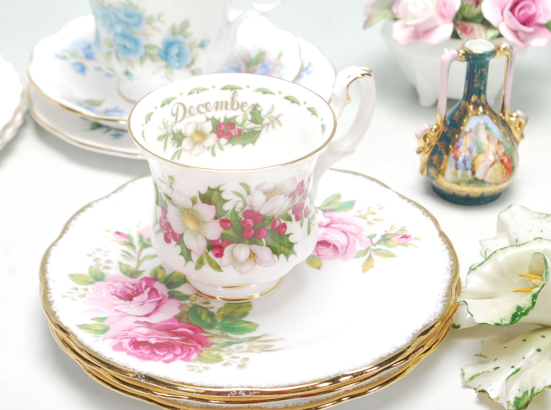 A collection of vintage early 20th Century fine bone china tea cups, trios and flower posies by - Bild 4 aus 15