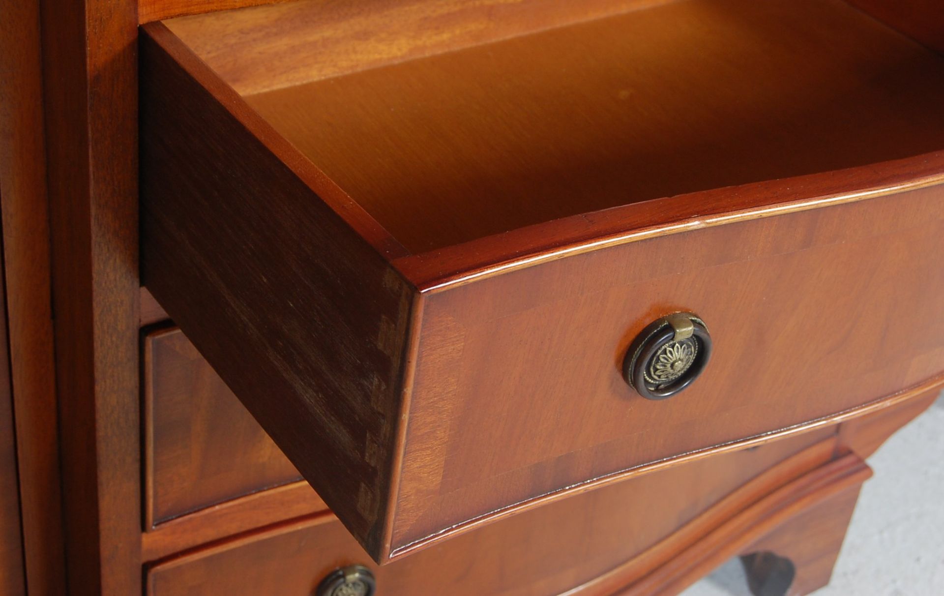 A Regency revival antique style mahogany breakfront bookcase. Raised on bracket feet with a series - Bild 3 aus 5