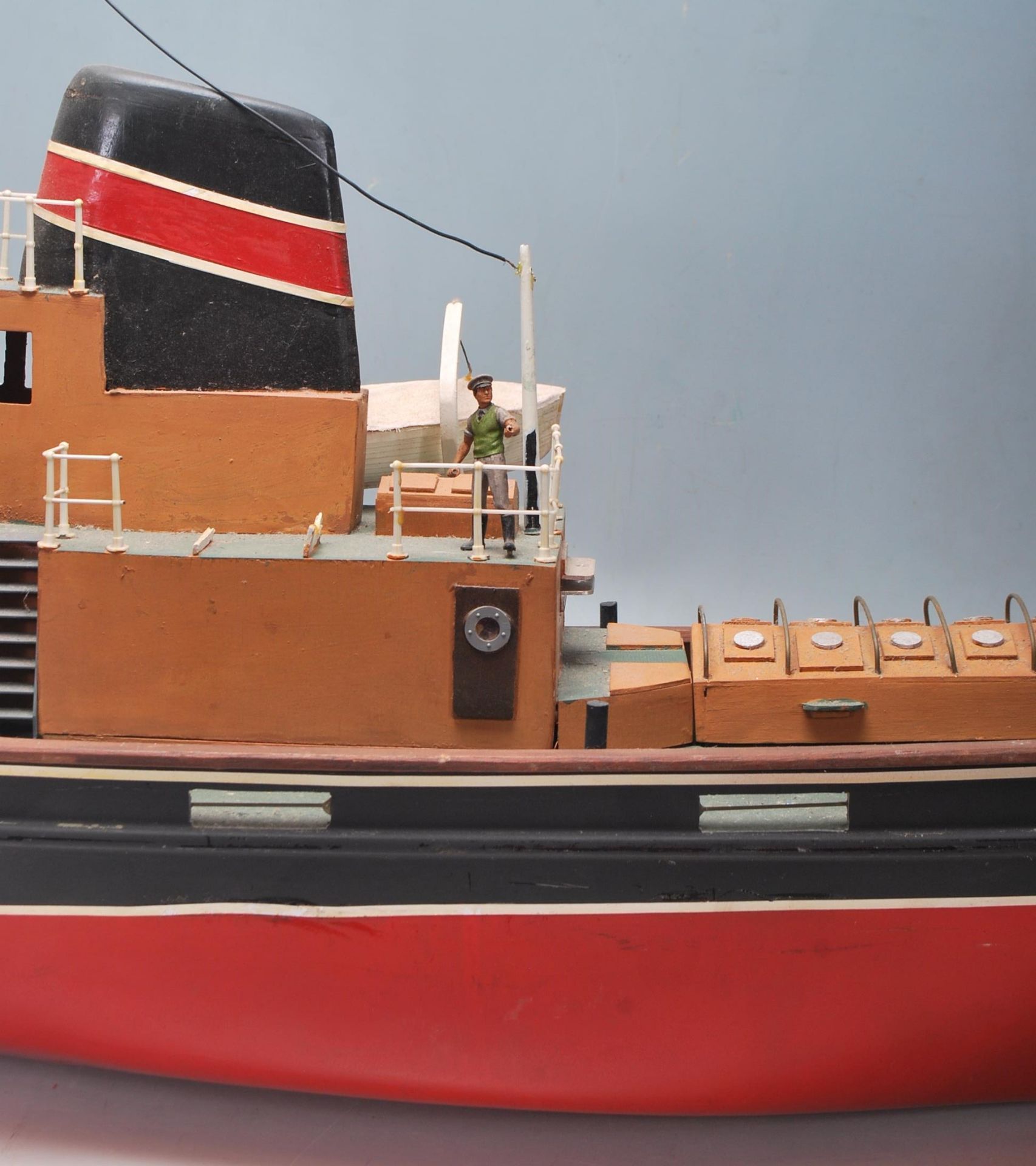 A vintage 20th Century scratch built remote control boat having a red and black hull with model - Bild 6 aus 7