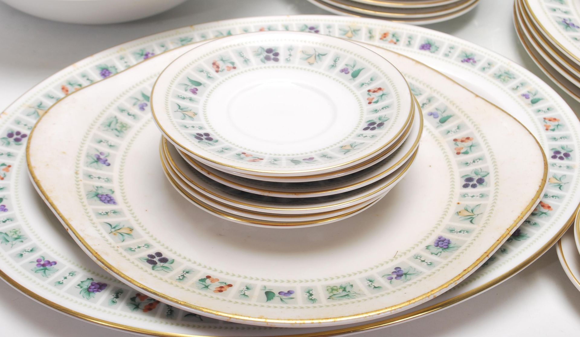 A large late 20th Century fine bone china dinner service by Royal Doulton in the Tapestry pattern - Bild 2 aus 18