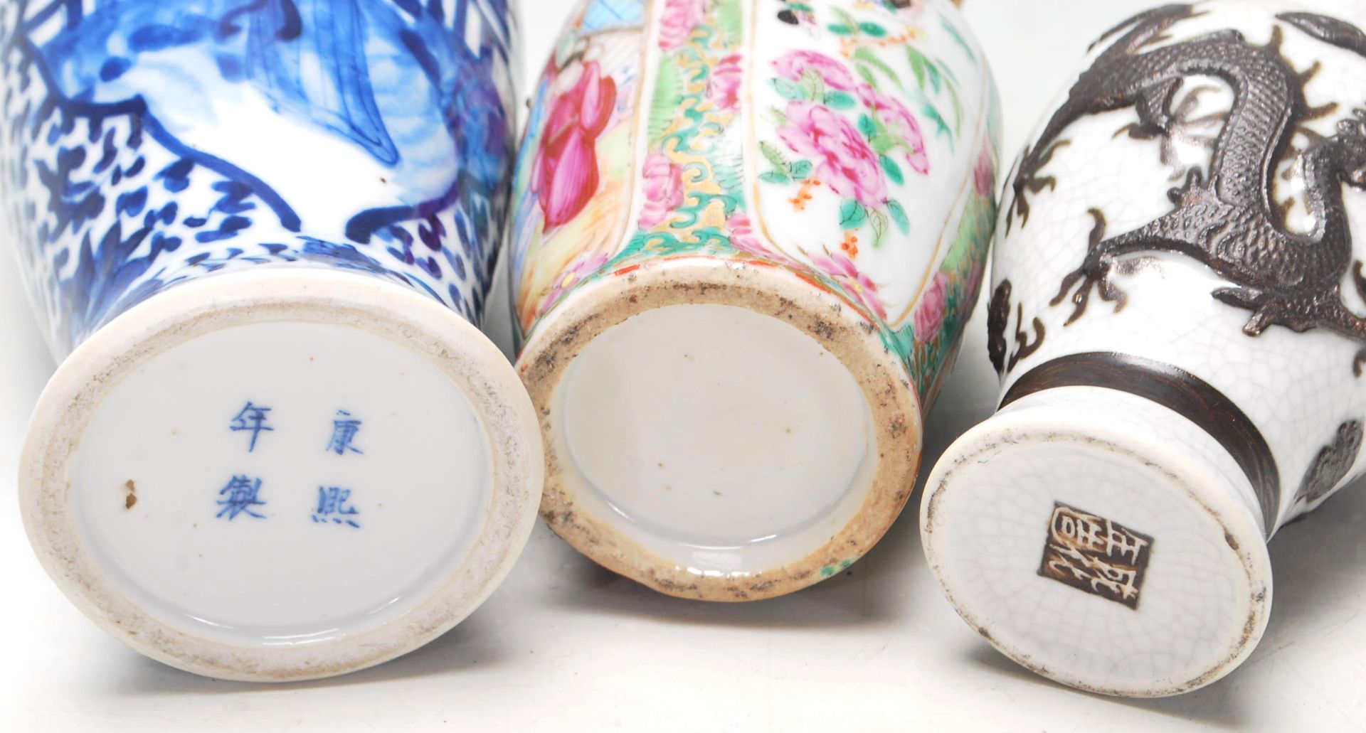 A group of three Chinese porcelain vases to include a blue and white hand painted lidded vase having - Bild 7 aus 7