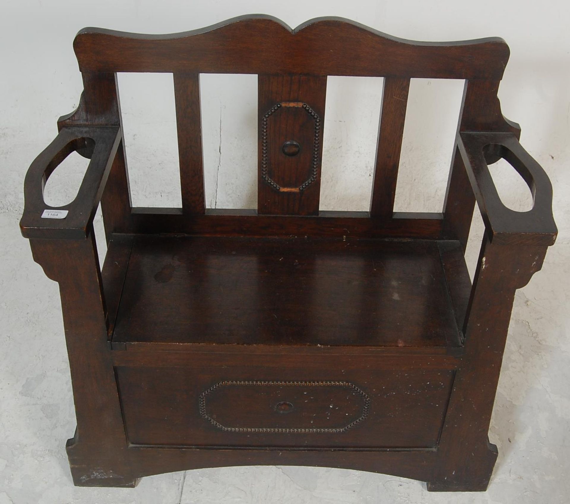 A 1920's carved oak Jacobean revival hall settle bench / stick stand combination. Raised on - Bild 4 aus 7