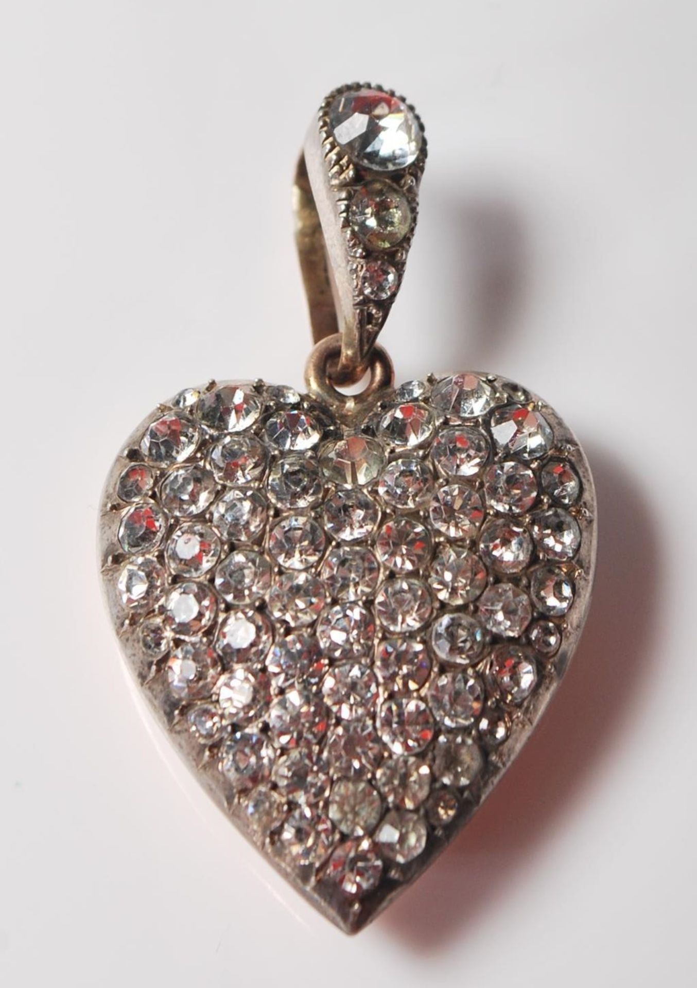 A 20th Century silver and paste stone set pendant in the form of a heart having a paste set bale and - Bild 2 aus 4