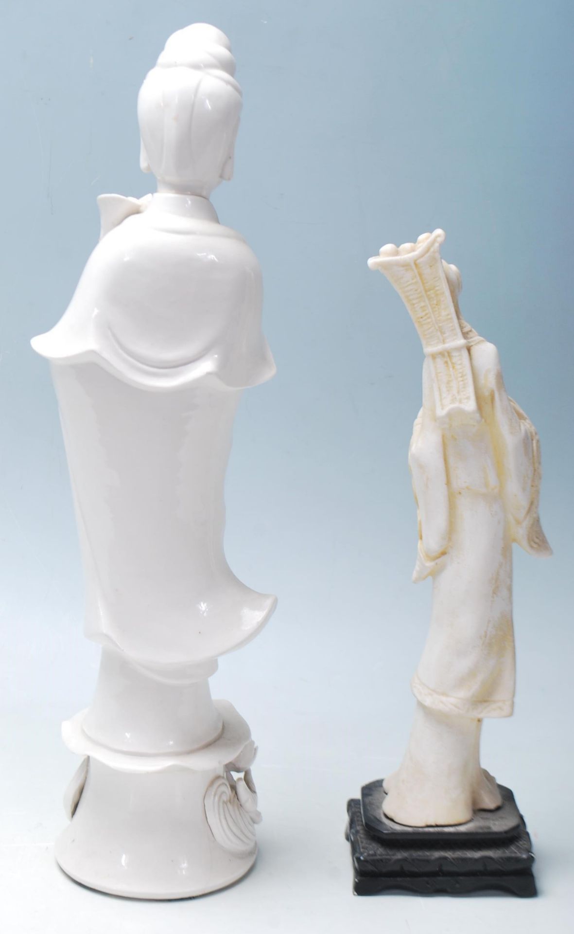 A 20th Century Chinese blanc de chine figurine depicting a female figure in traditional dress - Bild 3 aus 6