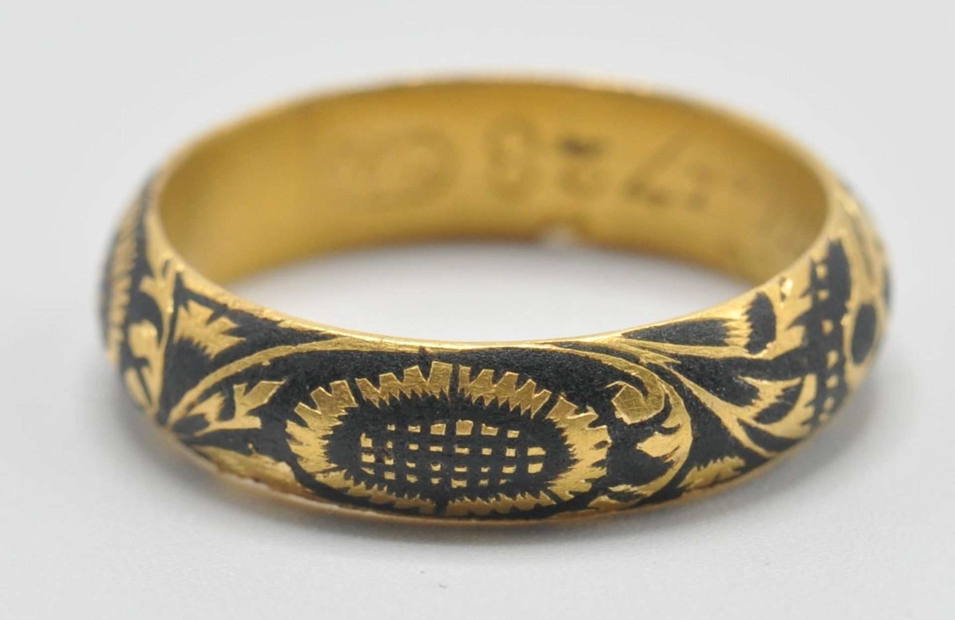 An early 18th Century gold memento mori mourning ring, the band being engraved with a skull and - Bild 2 aus 9