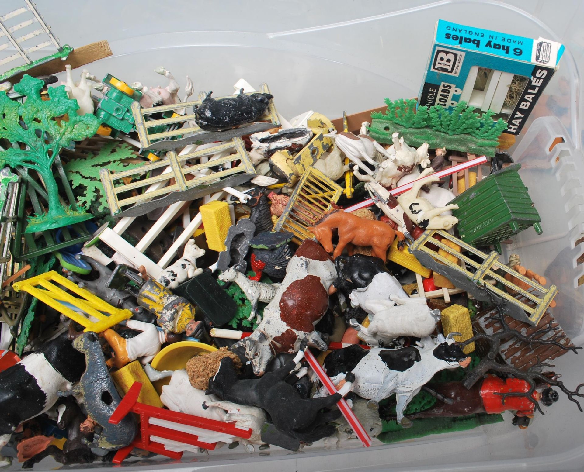 An assorted collection of 20th Century Britains Ltd lead and plastic toys to include horses, - Bild 11 aus 13