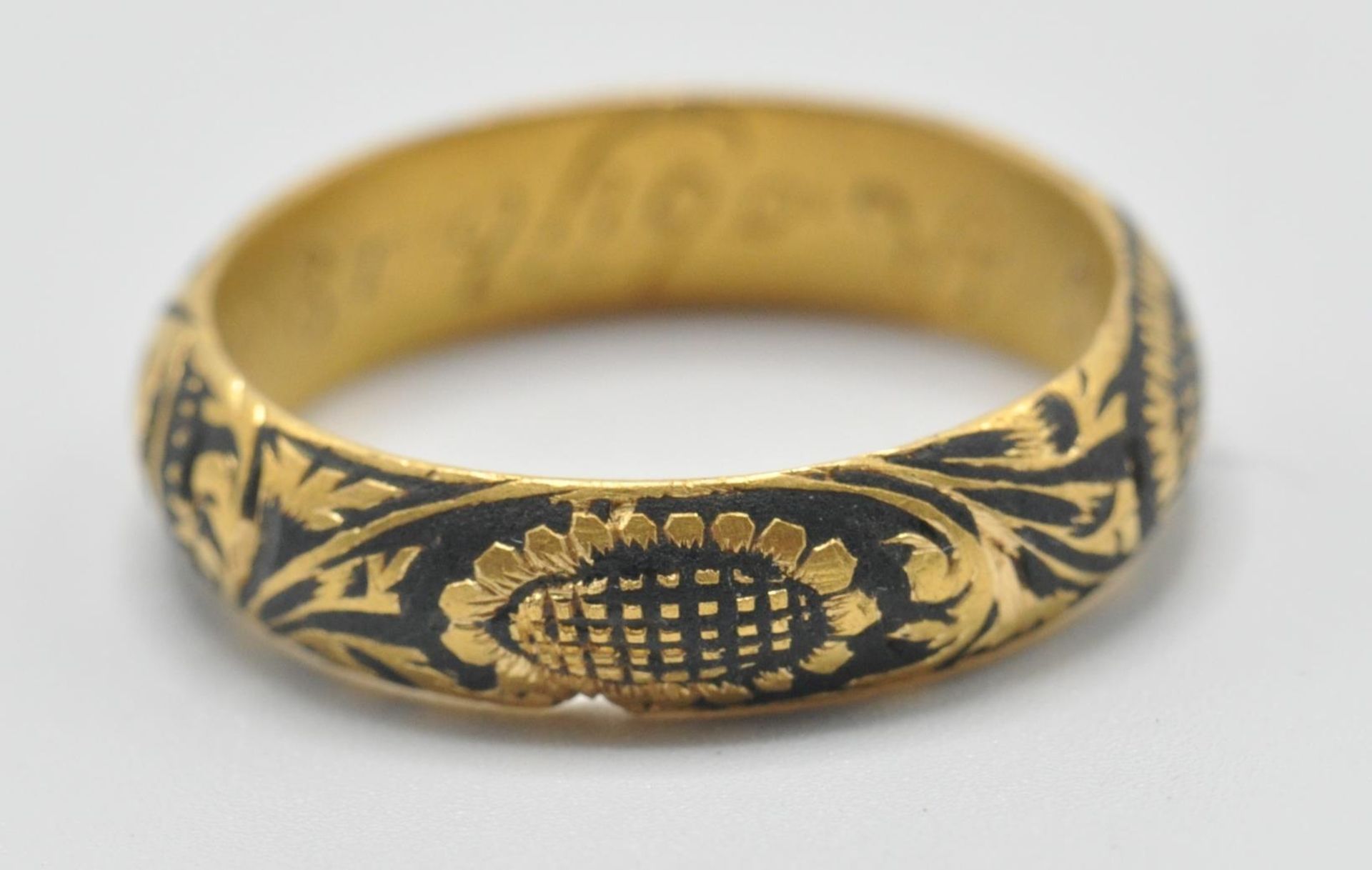 An early 18th Century gold memento mori mourning ring, the band being engraved with a skull and - Bild 4 aus 9