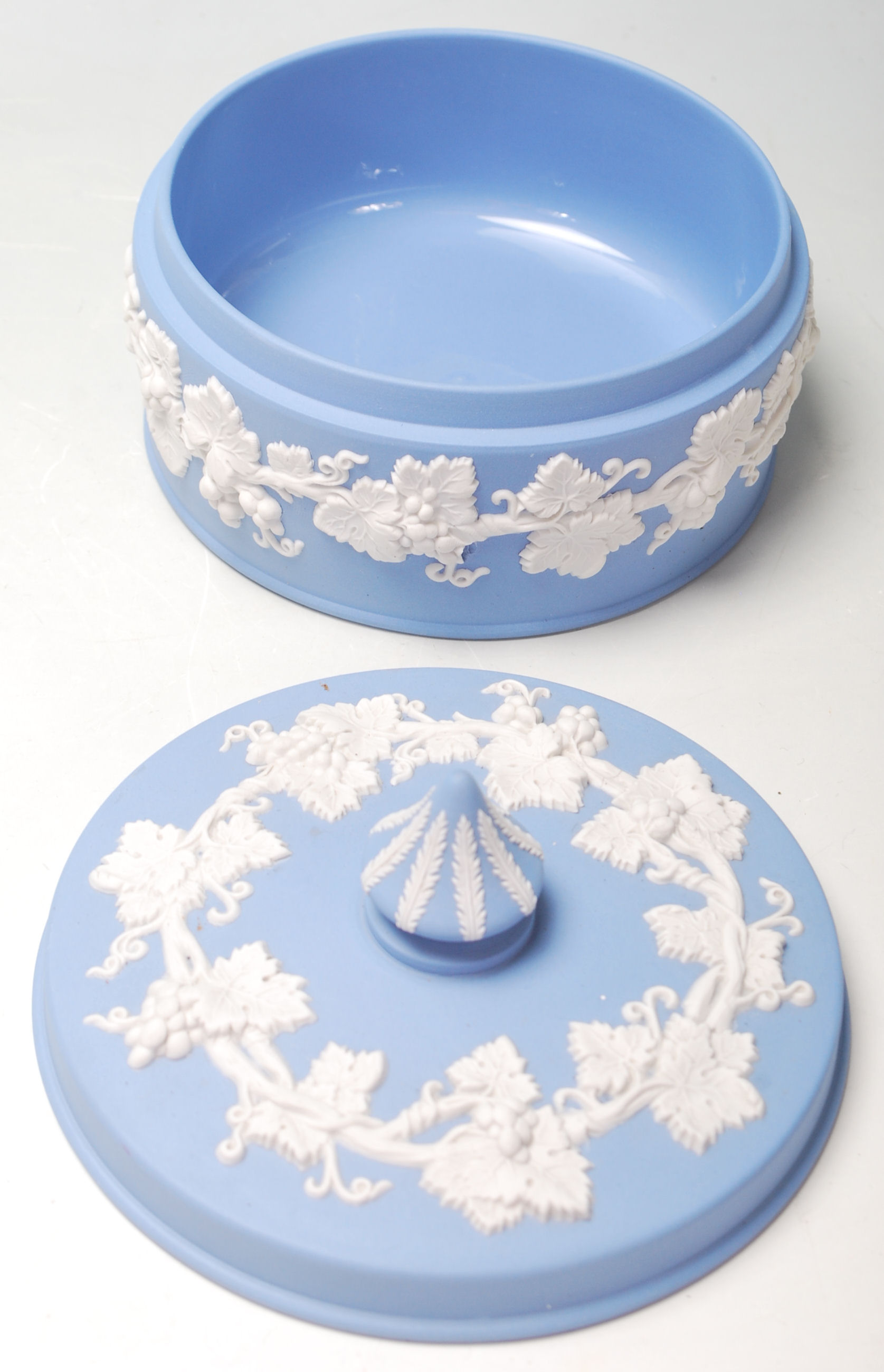 Wedgwood - A good collection of Wedgwood Jasperware consisting of a vase, fruit bowl, trinket pot, - Image 3 of 8
