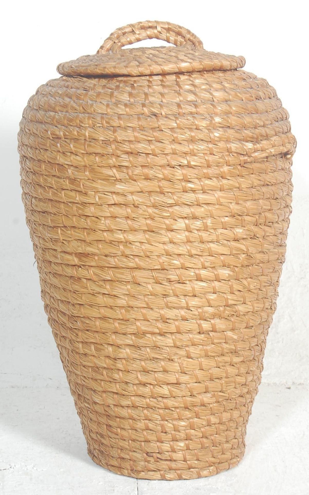 A retro 1950's mid century wicker / rattan woven middle eastern ' snake charmer ' laundry basket. - Bild 4 aus 4