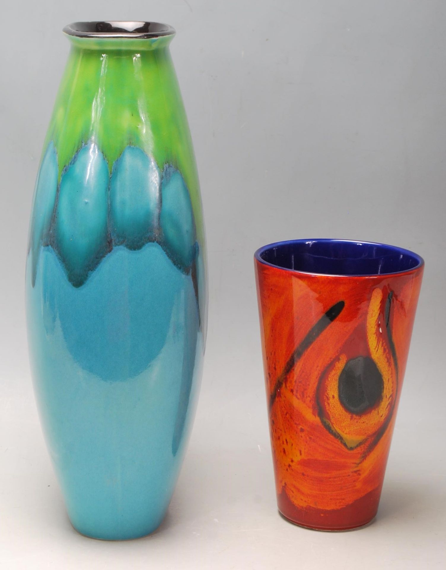 A vintage retro Poole pottery vase being glazed with blue green together with a smaller vase - Bild 2 aus 6