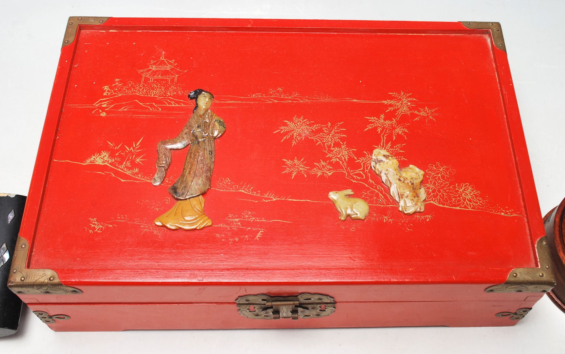 A good collection of early 20th century Edwardian Chinese boxes to include a red lacquered jewellery - Bild 3 aus 5