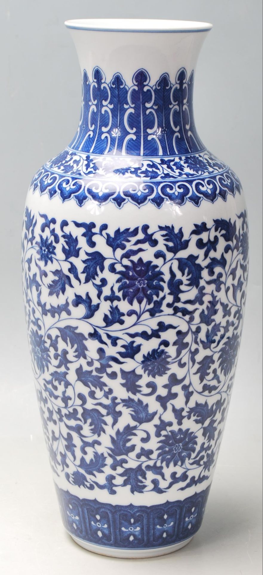 20TH CENTURY CHINESE BLUE AND WHITE BALUSTER VASE - Bild 2 aus 6