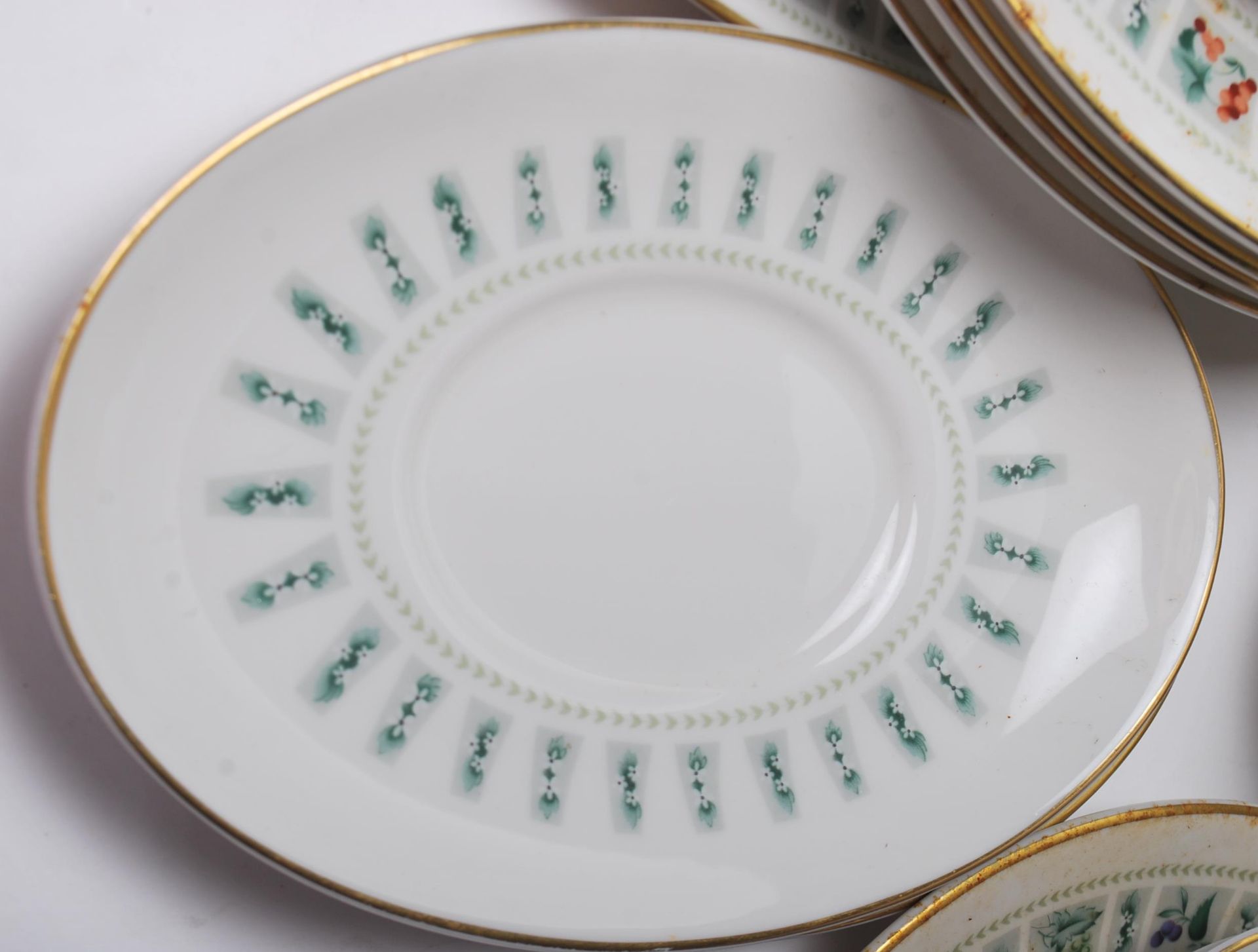 A large late 20th Century fine bone china dinner service by Royal Doulton in the Tapestry pattern - Bild 13 aus 18