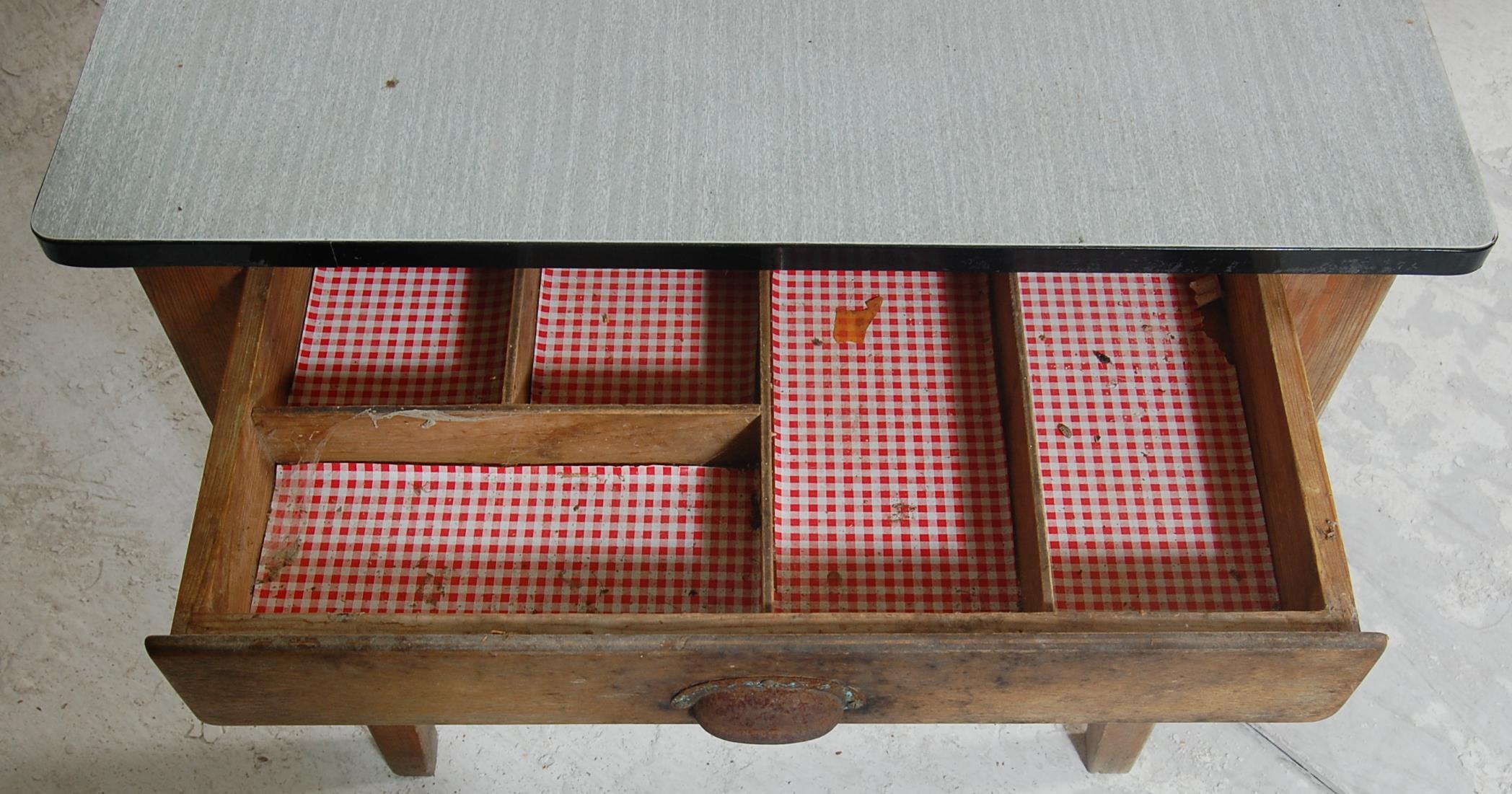A retro early 20th century country pine refectory dining table with later mid century formica - Image 3 of 7