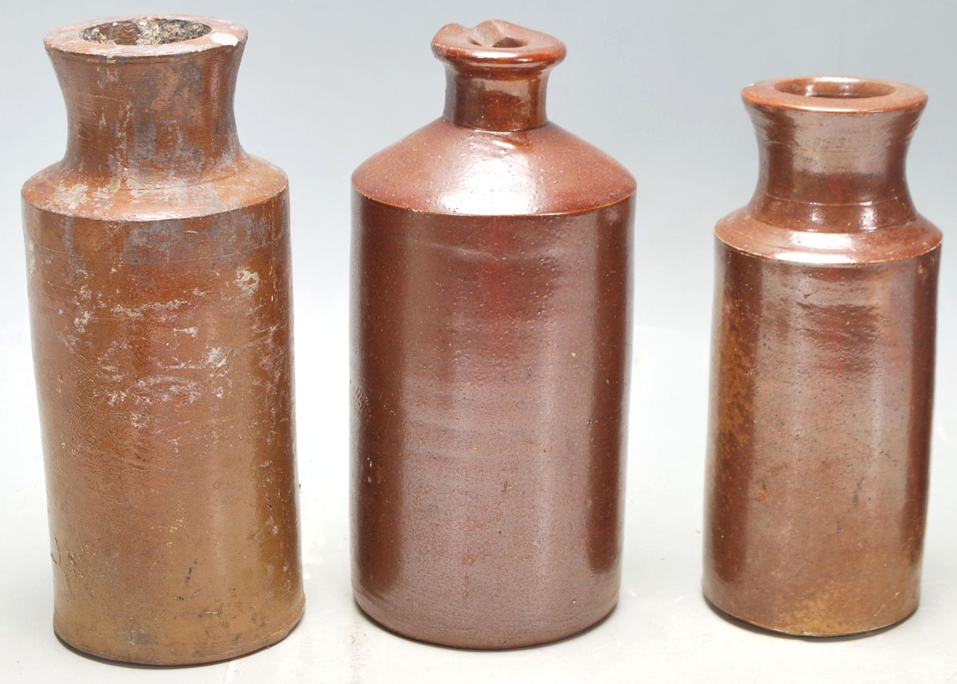 A mixed collection of early 20th Century Doulton Lambeth style stoneware flagons / drinking vessels. - Bild 5 aus 5