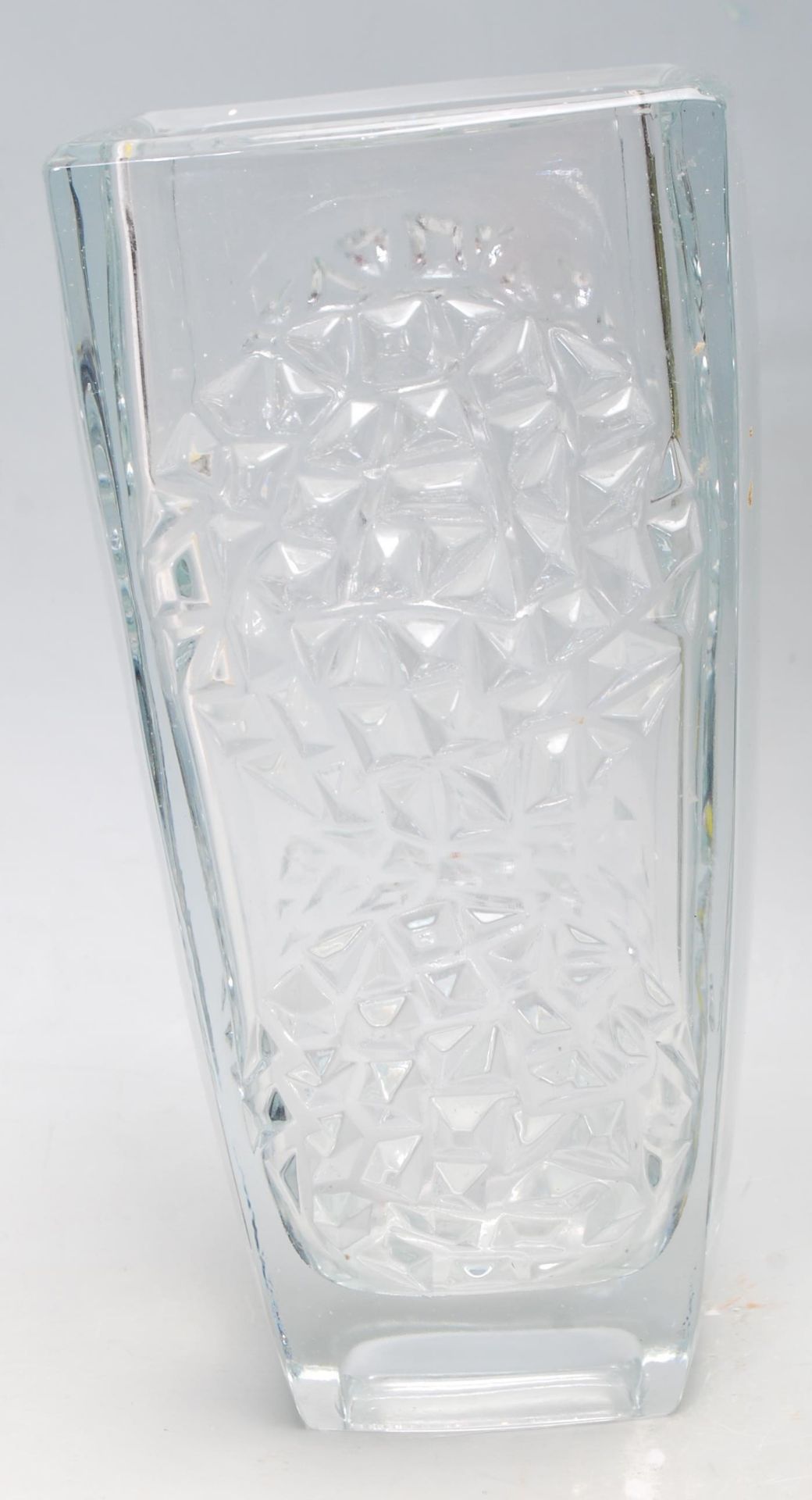 A good collection of studio art glass comprising a Sklo Union Hobnail clear glass vase, a Rudolf - Bild 7 aus 8