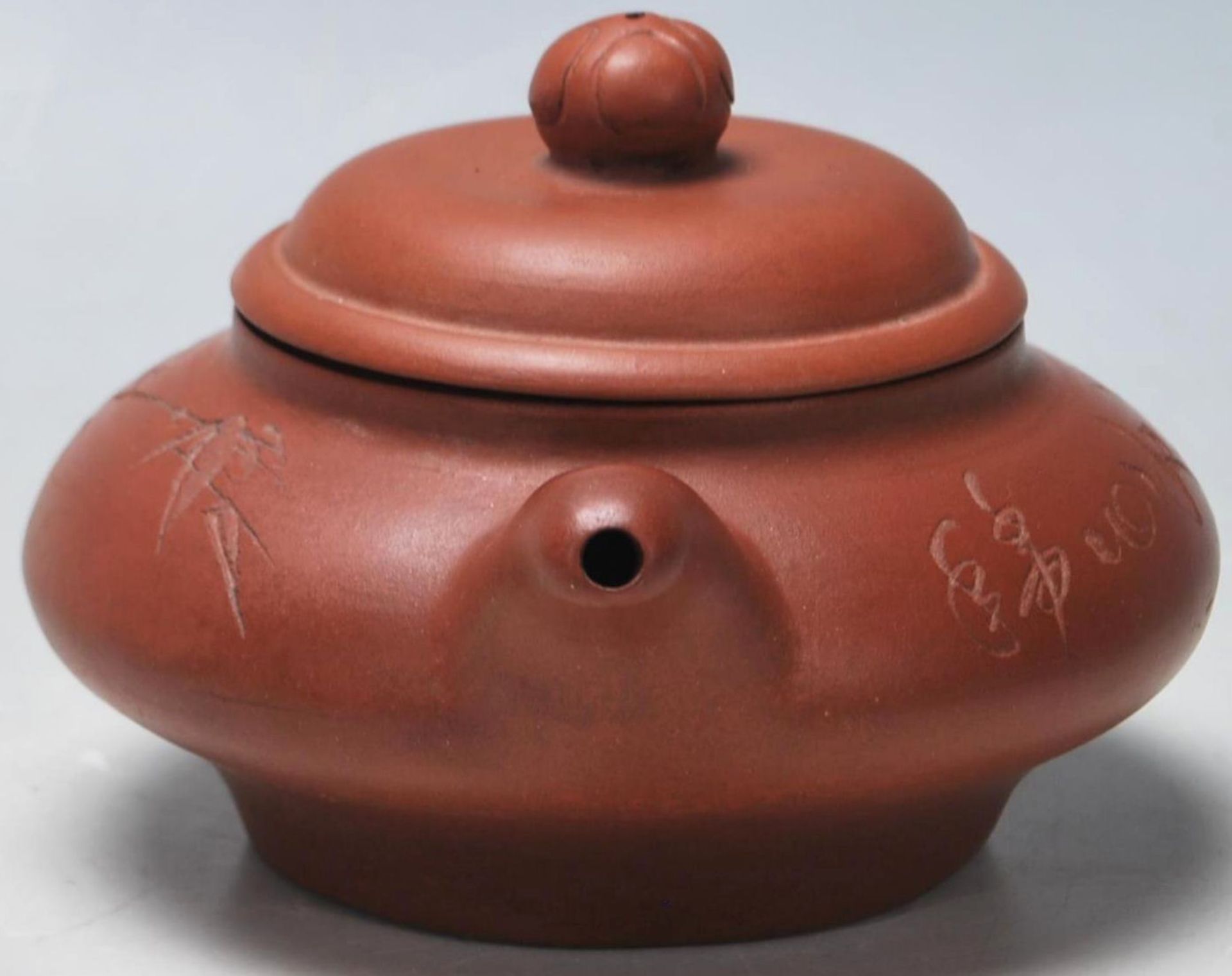 A 20th Century Chinese Yi Xing red clay teapot raised on a footed base with engraved bamboo design - Bild 4 aus 6