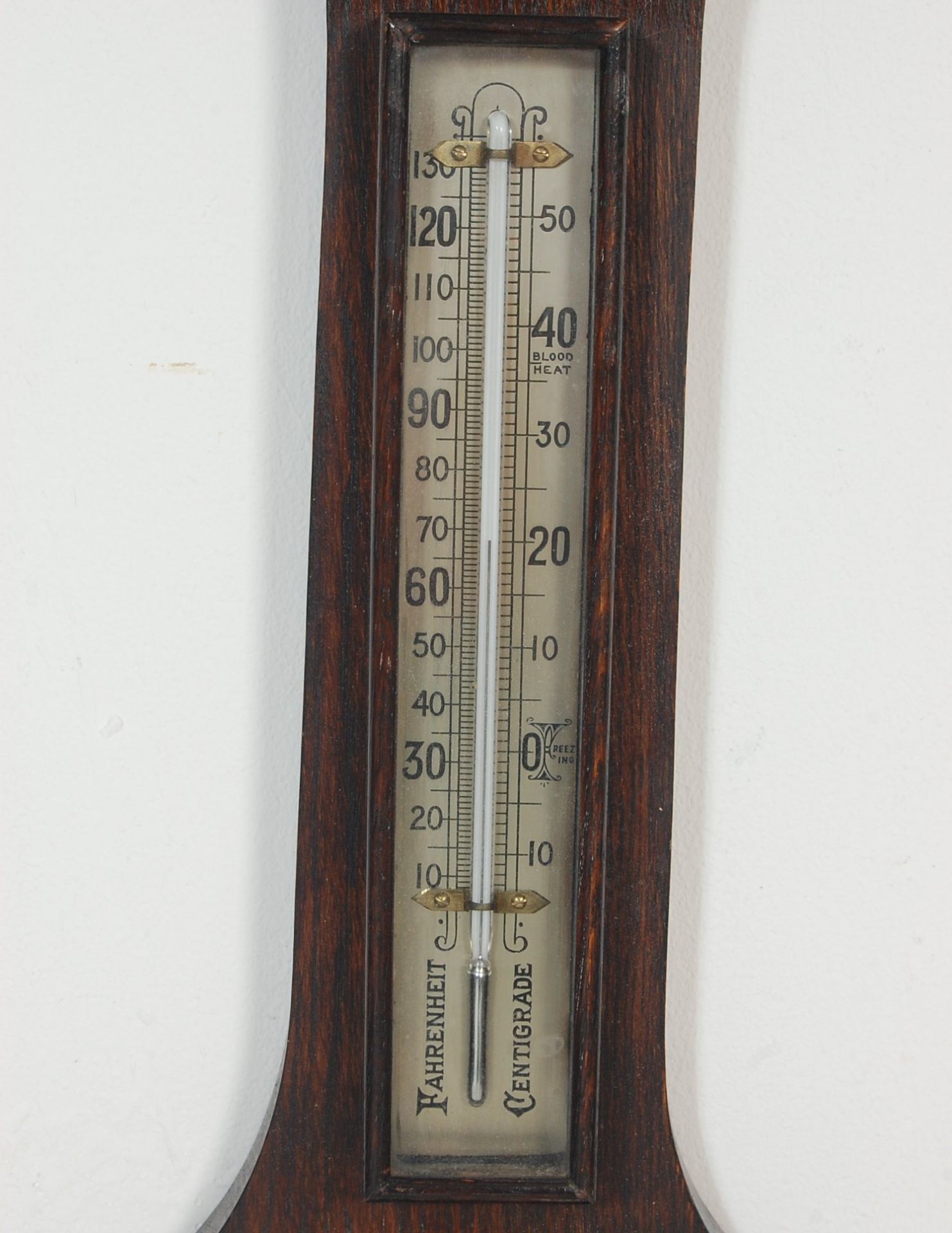 An early 20th century carved oak aneroid wall barometer. The barometer of banjo form having - Bild 3 aus 6
