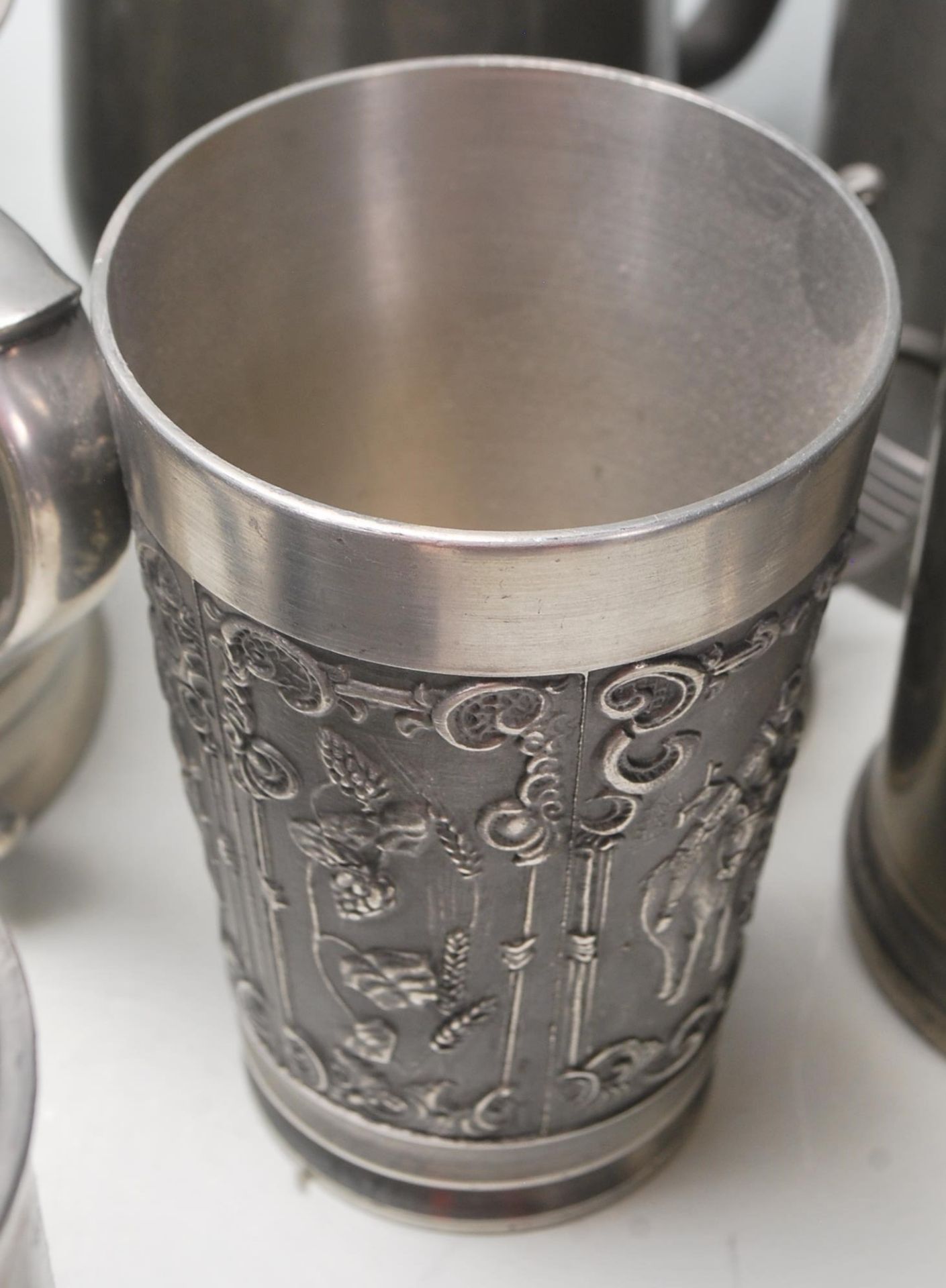 A collection of early 20th Century metalware & pewter drinking vessels / steins / flagons / jugs - Bild 7 aus 9