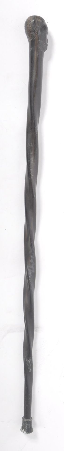 A pair of early 20th century african hardwood walking sticks / canes, one having a zoomorphic handle - Bild 9 aus 10