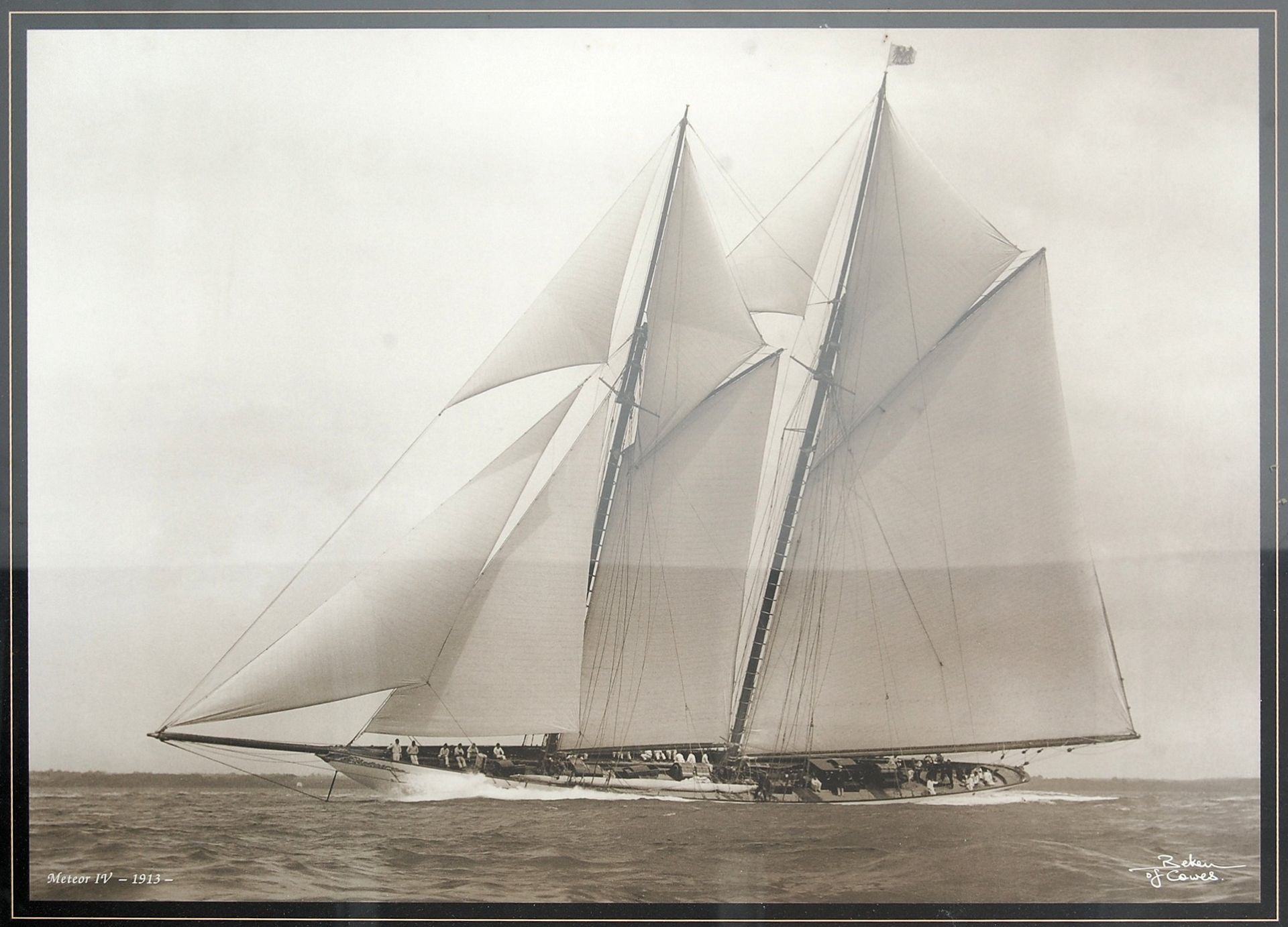Beken of Cowes - A print of a sepia photograph of the yacht schooner Meteor IV on the sea in full - Bild 2 aus 5