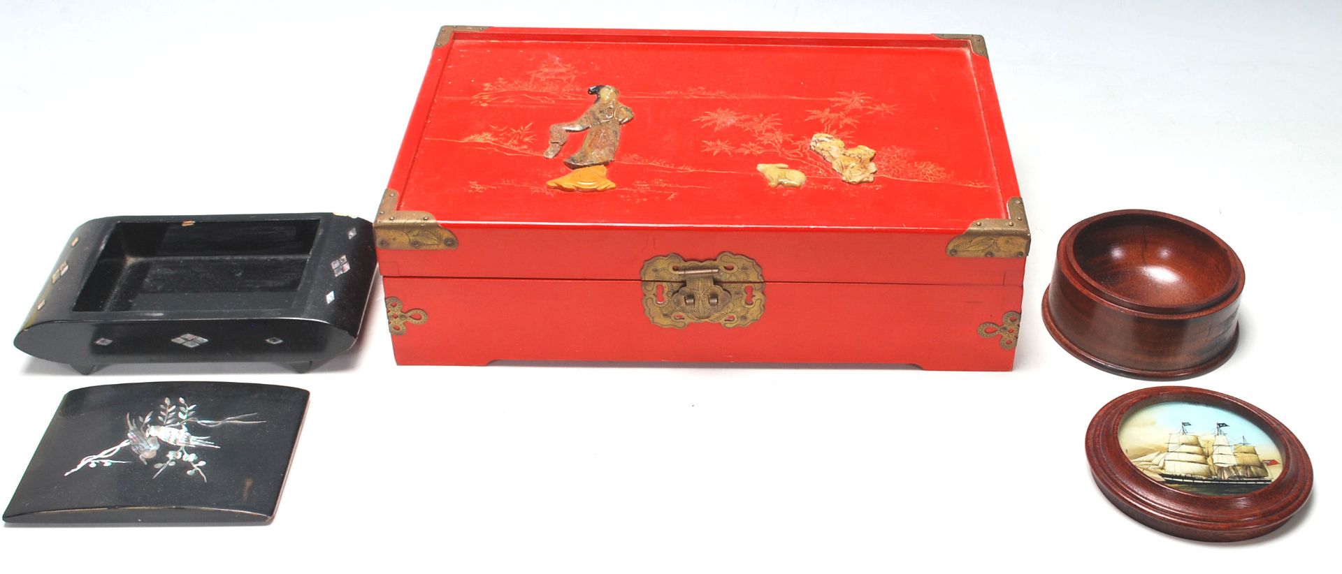 A good collection of early 20th century Edwardian Chinese boxes to include a red lacquered jewellery - Bild 2 aus 5