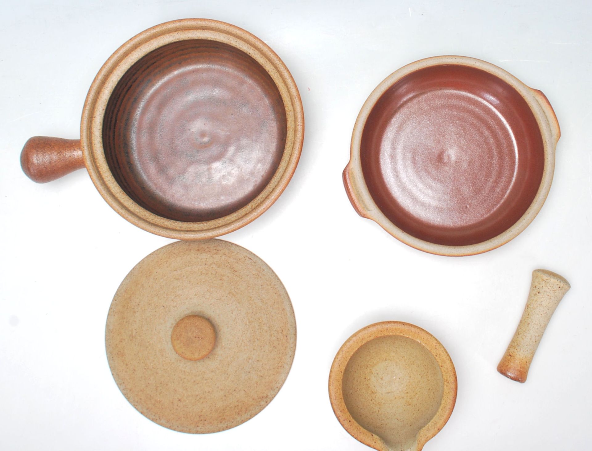 John Leach - Muchelney - A collection of John Leach 20th Century studio pottery comprising of a salt - Bild 5 aus 7