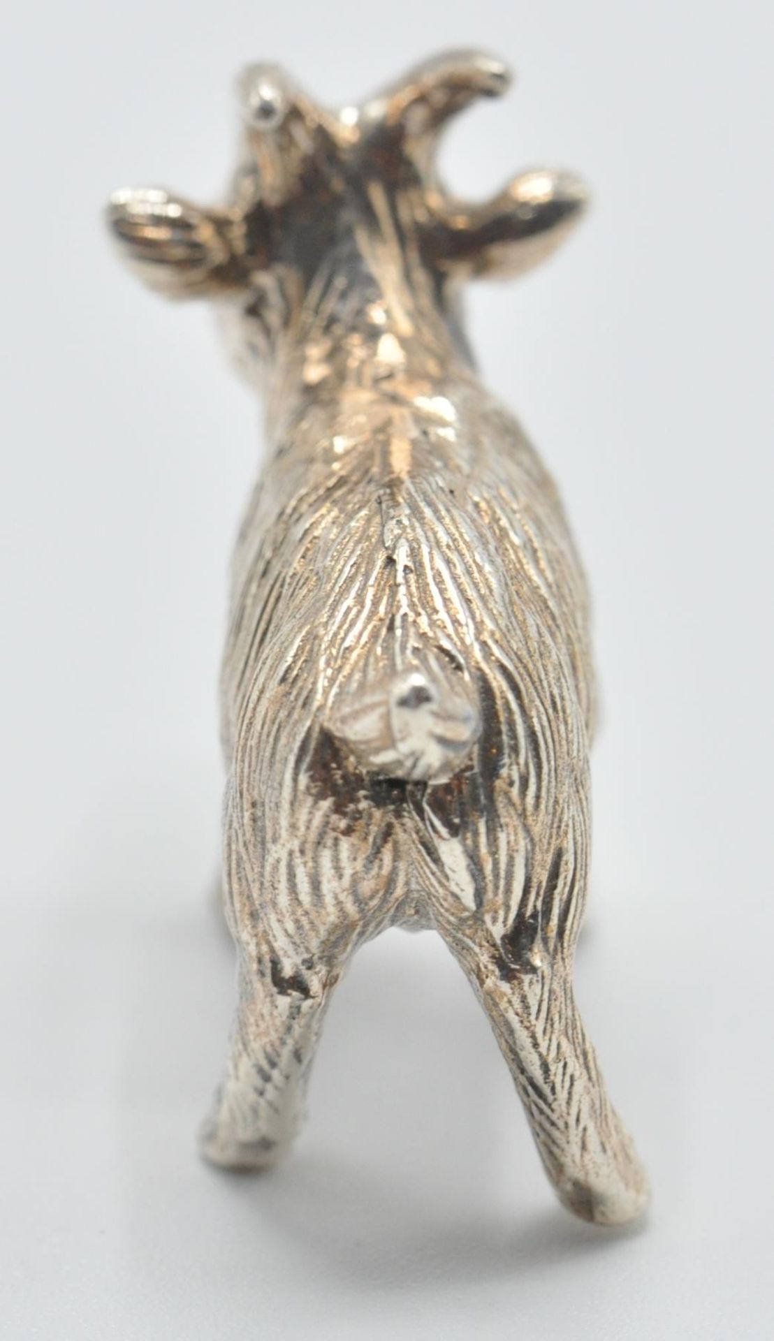 A contemporary sterling silver miniature figurine of a goat. Marked Sterling. Measures: 2cm long, - Bild 4 aus 6