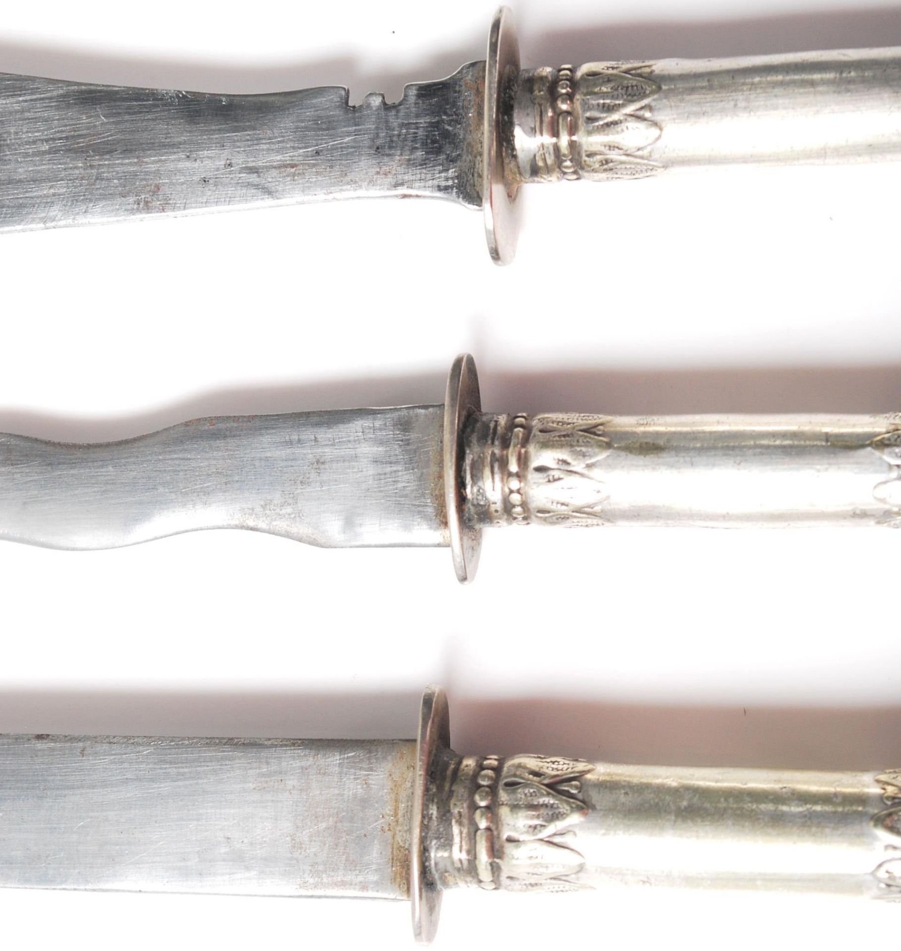 A group of three unusual silver handled 20th Century knives each having different shaped blades - Bild 3 aus 5