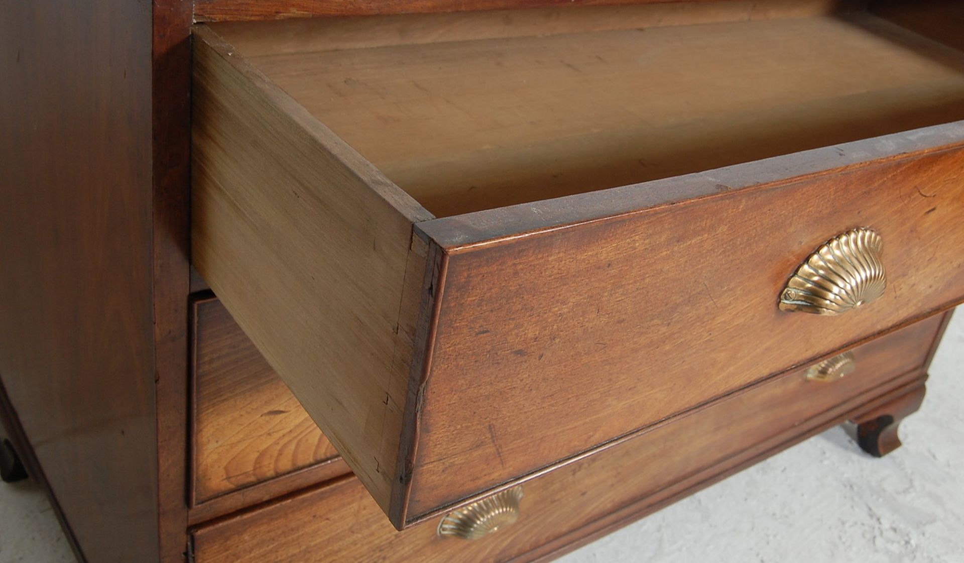 A 19th Century Victorian mahogany attic chest / bachelors chest having three drawers with brass - Bild 4 aus 5