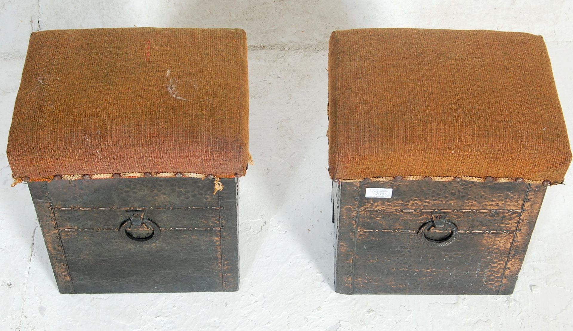 A pair of late Victorian 19th century Arts & Crafts hammered copper club fire fender stools. Each - Bild 3 aus 9
