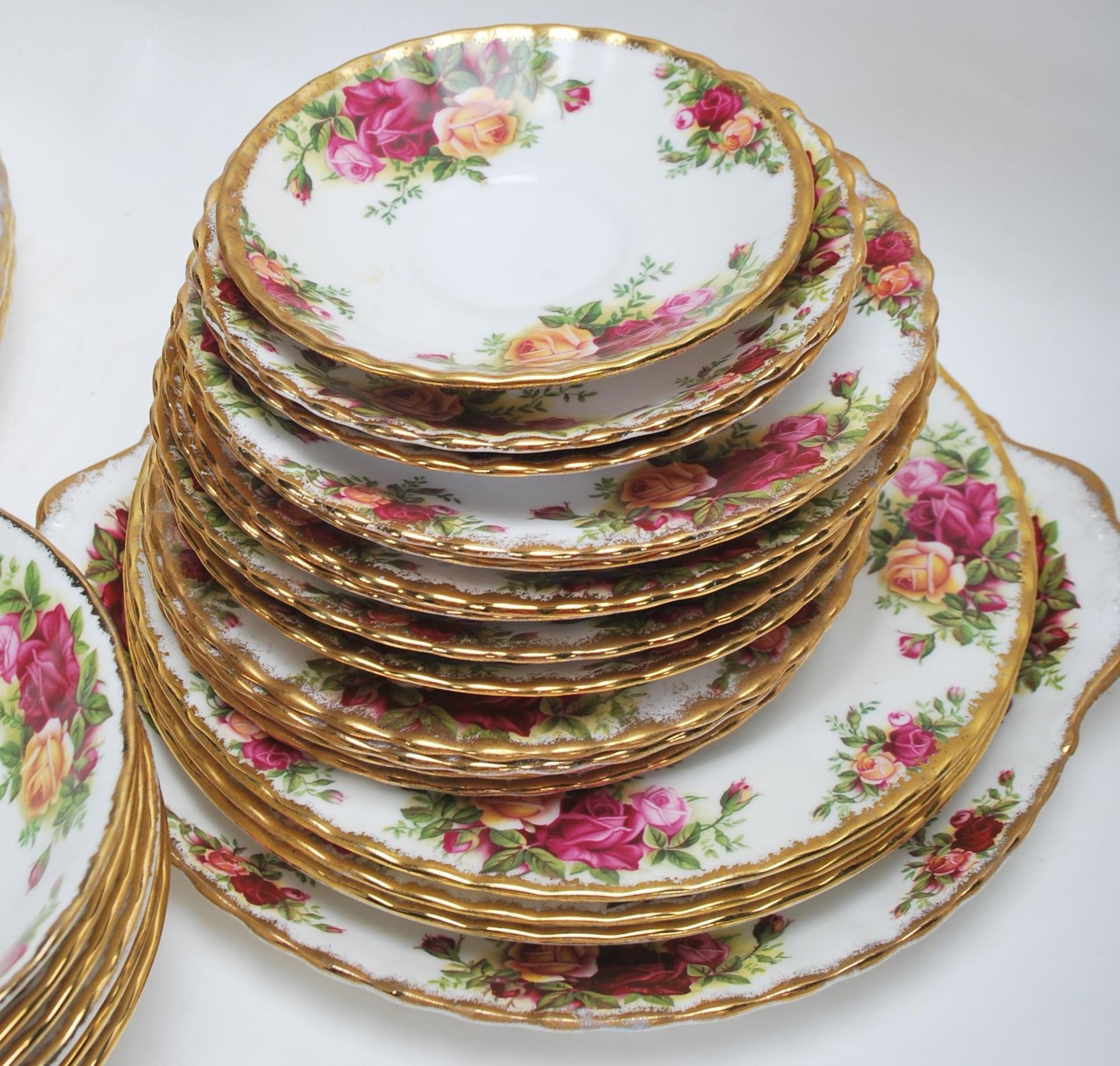 A very large Royal Albert bone china tea service / dining service in the Old Country Roses pattern - Bild 5 aus 14