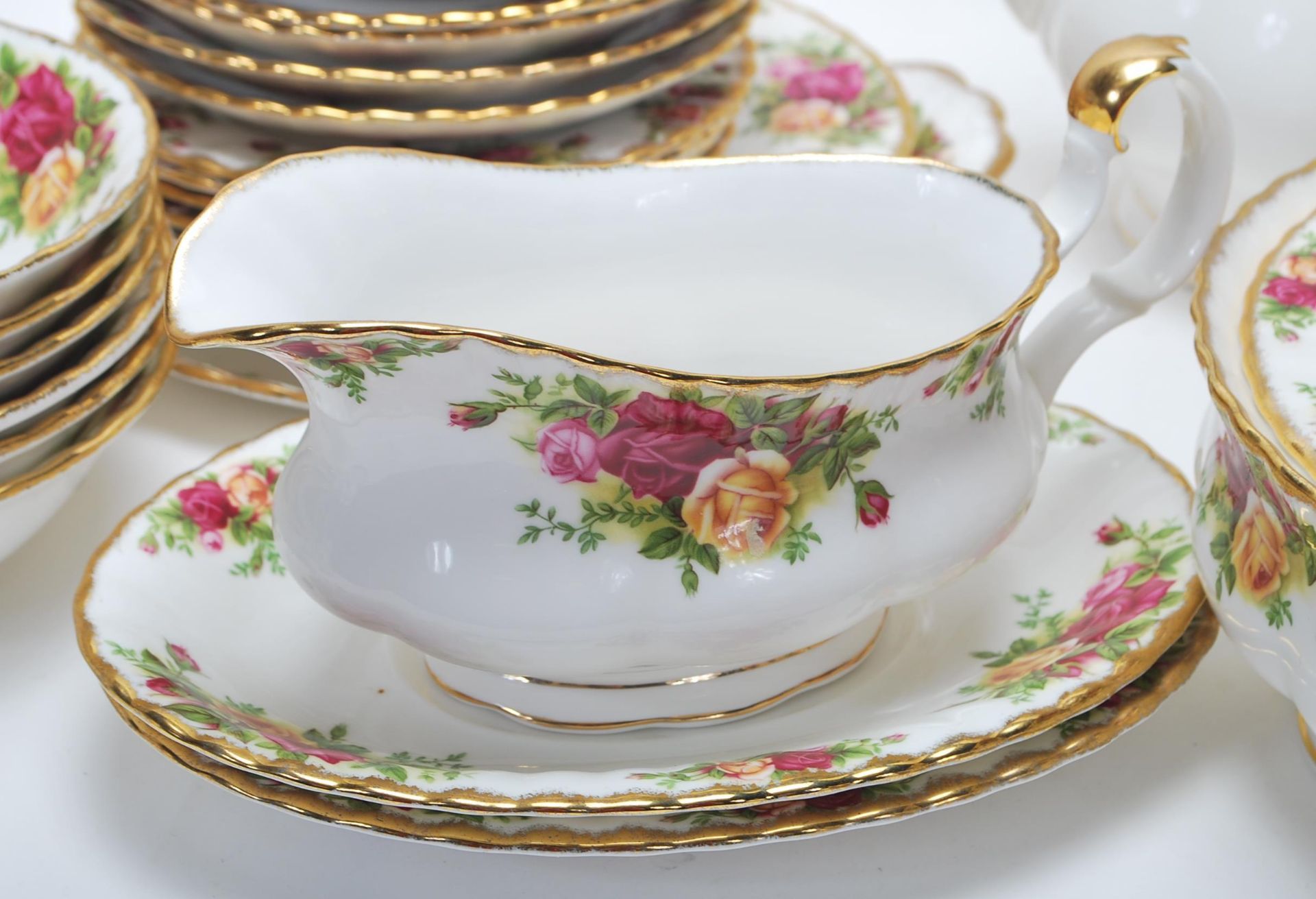 A very large Royal Albert bone china tea service / dining service in the Old Country Roses pattern - Bild 3 aus 14