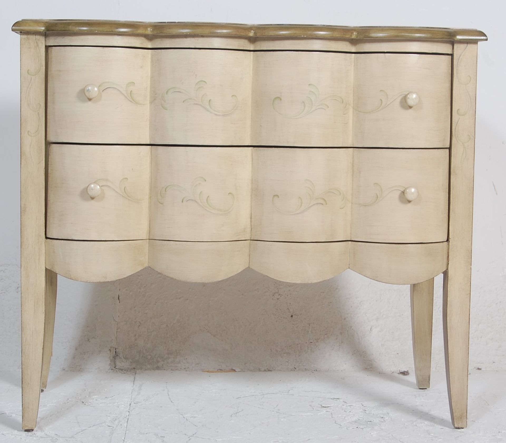 A 20th century Serpentine fronted French painted shabby chic commode chest of drawers. Raised on - Bild 3 aus 7