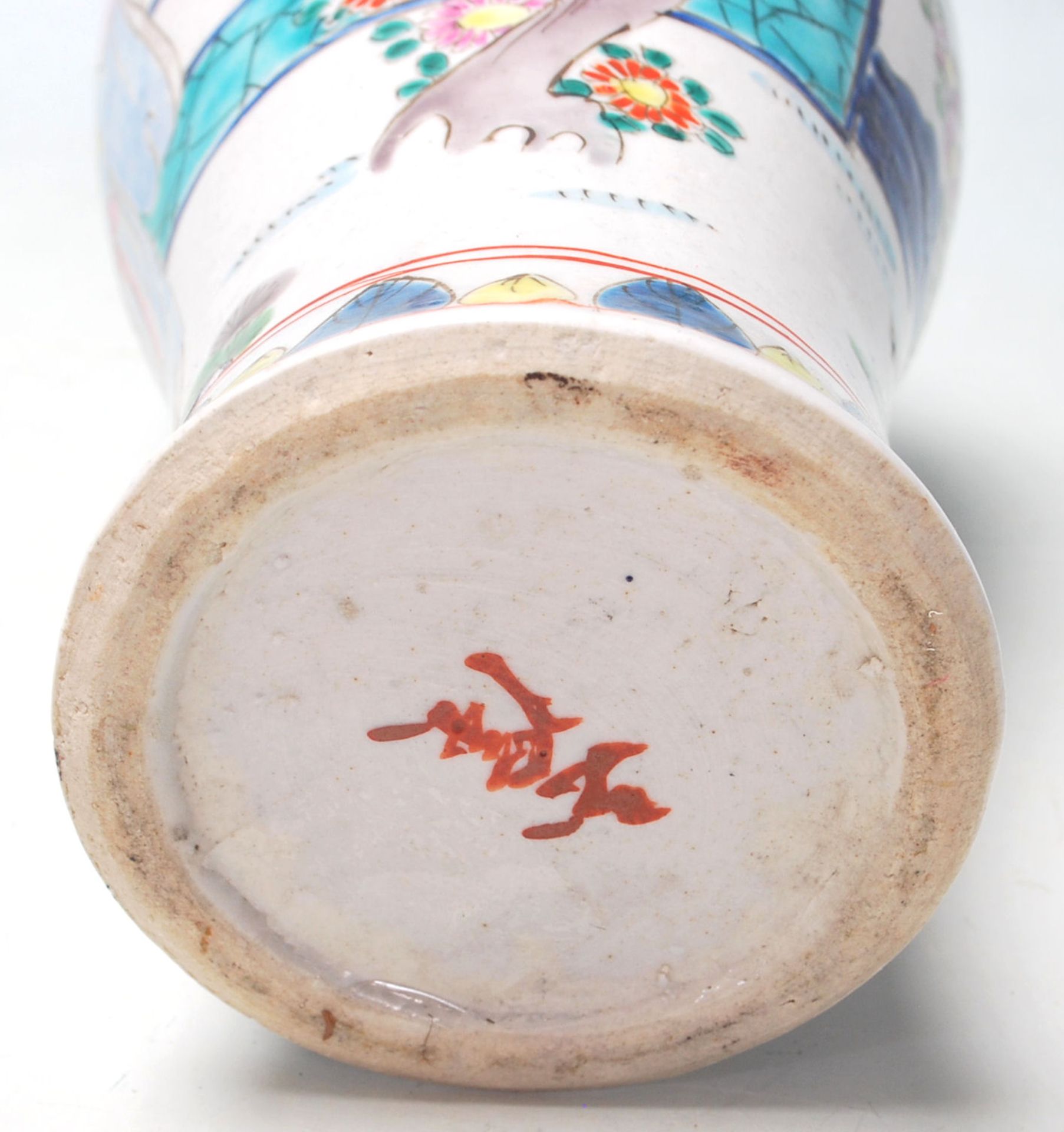 A 20th Century Chinese famille rose canton vase of wasted form being hand painted with two female - Bild 5 aus 5