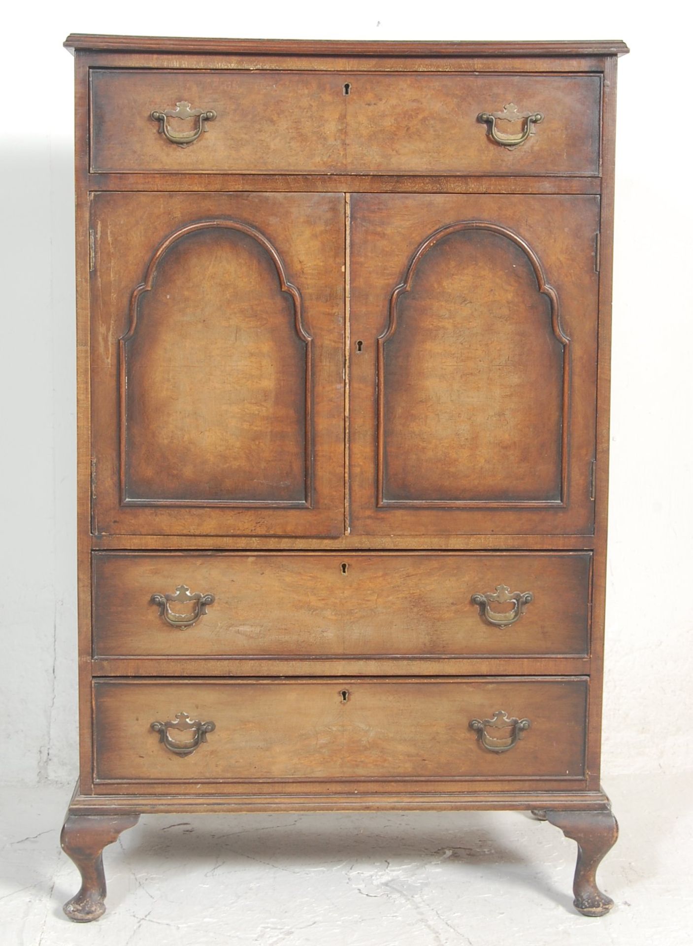 A vintage 1940s mid century walnut veneered tallboy / bachelors chest  / chest of drawers having a - Bild 3 aus 15
