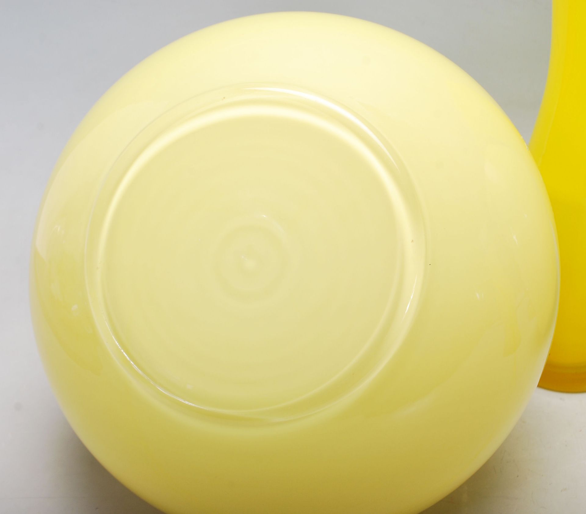 A mixed collection of retro vintage late 20th Century studio art glass ware in canary yellow to - Bild 5 aus 5