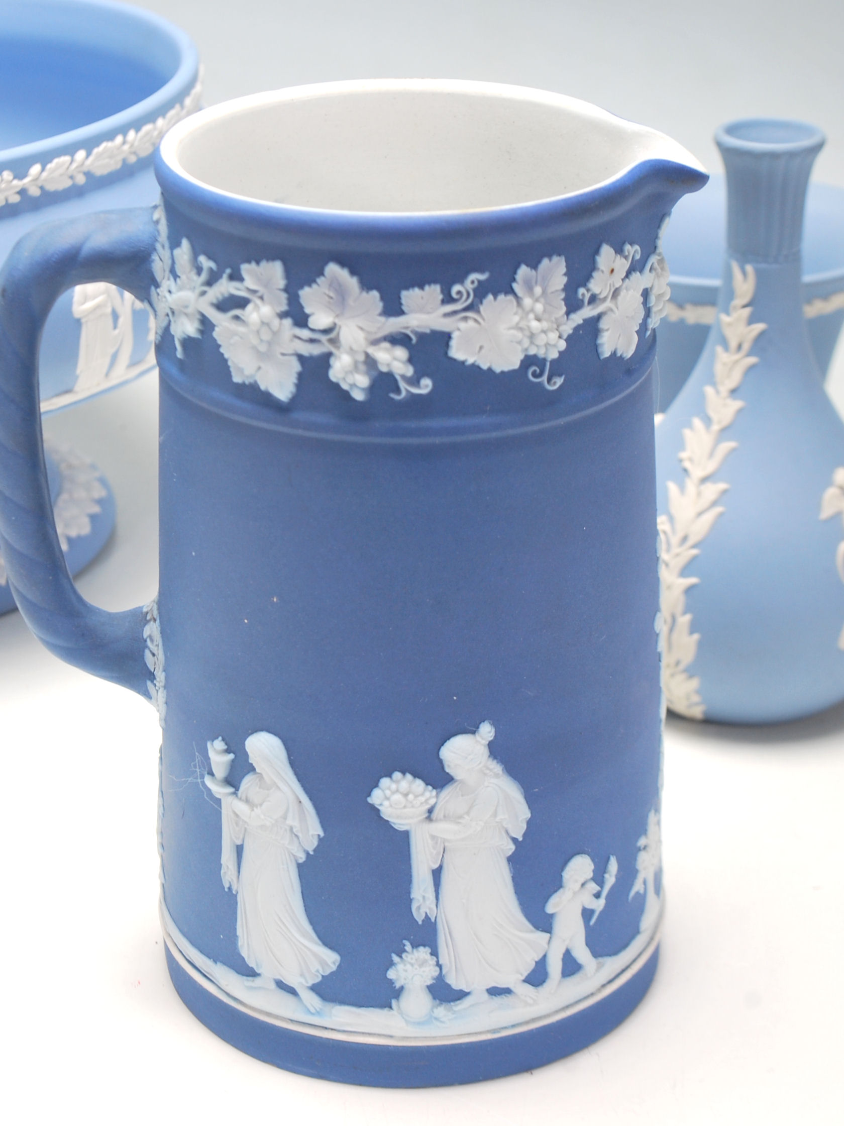 Wedgwood - A good collection of Wedgwood Jasperware consisting of a vase, fruit bowl, trinket pot, - Image 5 of 8