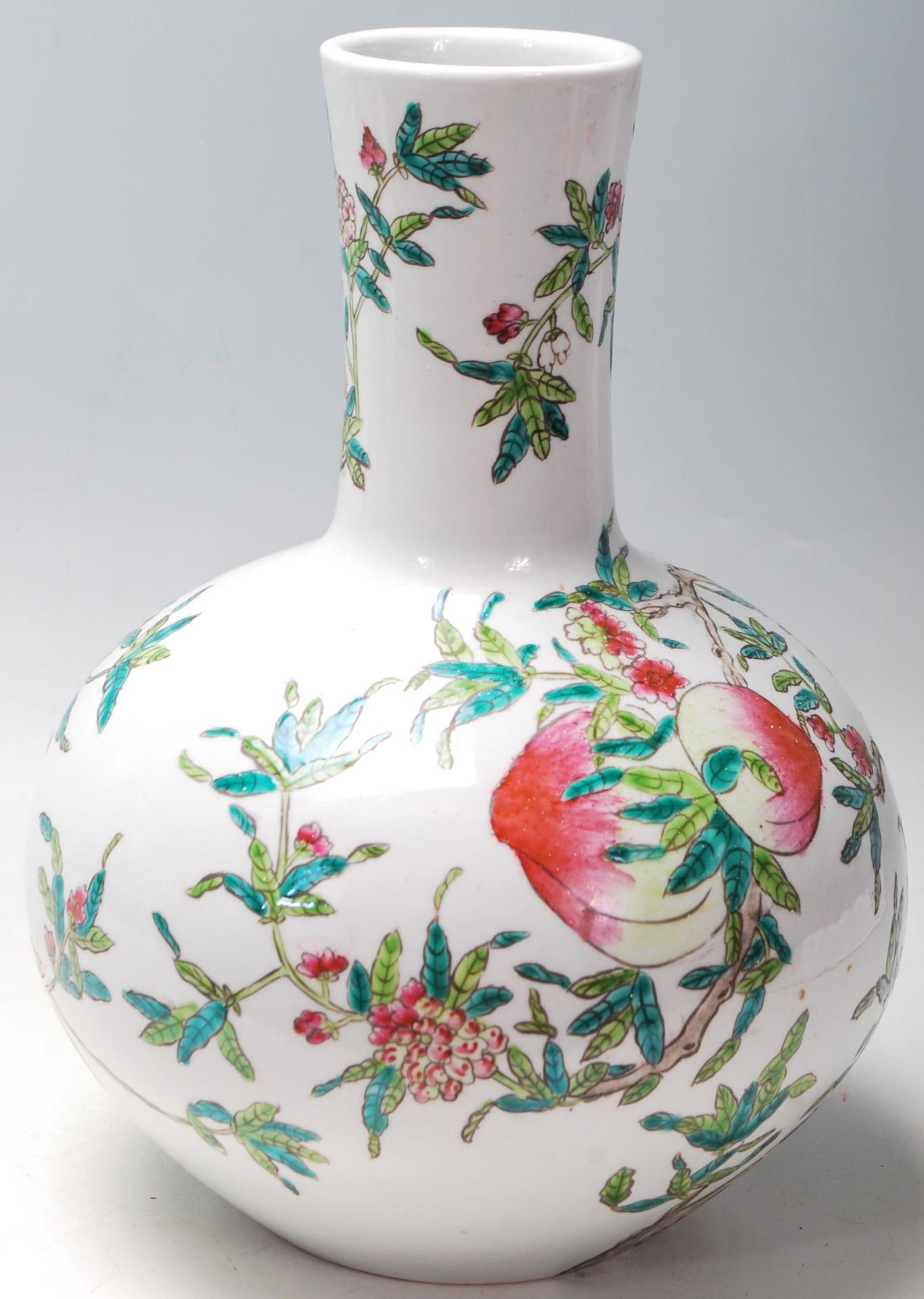 A 20th Century Chinese republic period bottle vase having a bulbous body and cylindrical neck - Bild 2 aus 5