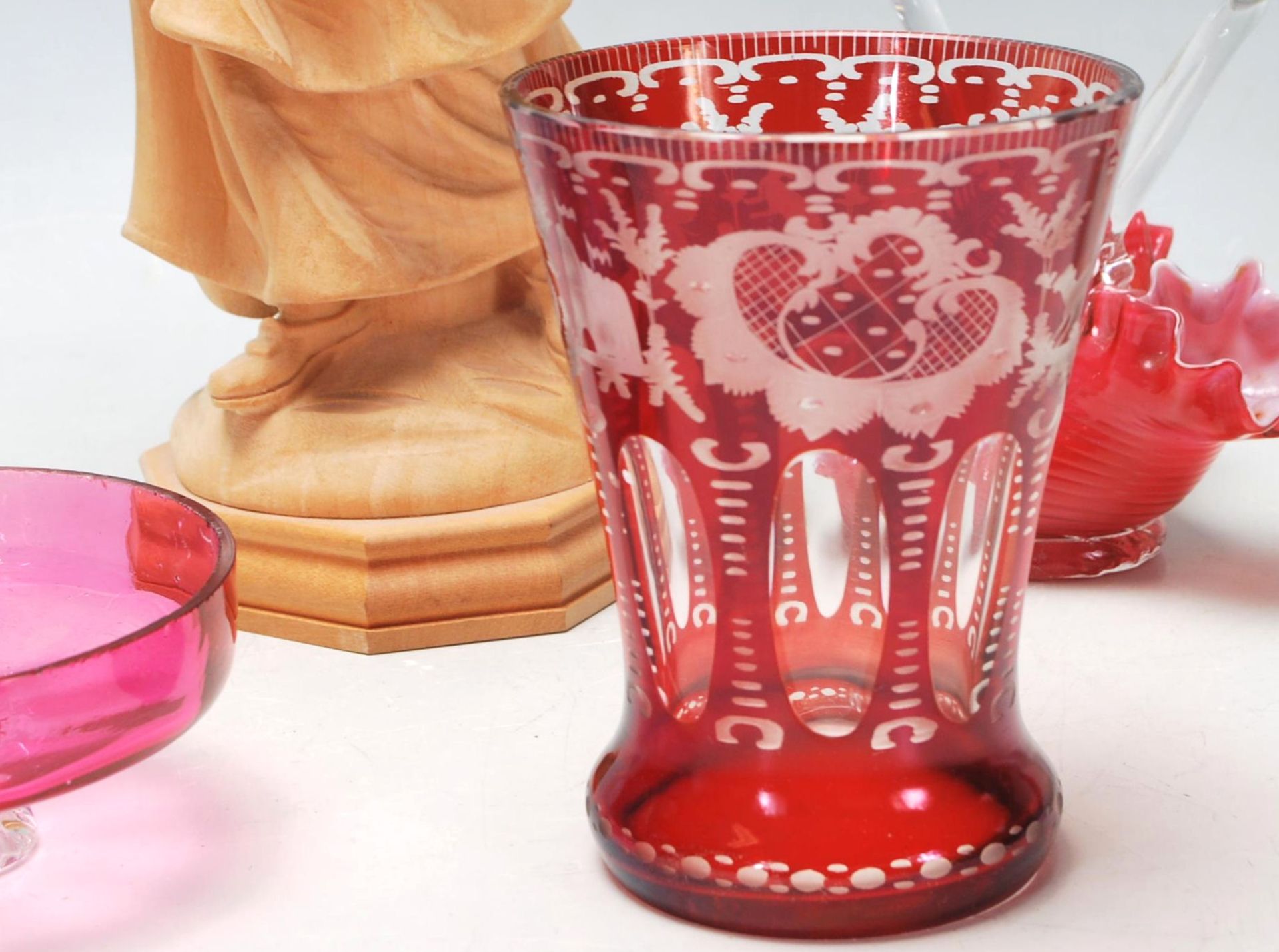 A collection of 20th century studio art glass to include basket in two tone colourway, Bohemian ruby - Bild 2 aus 6