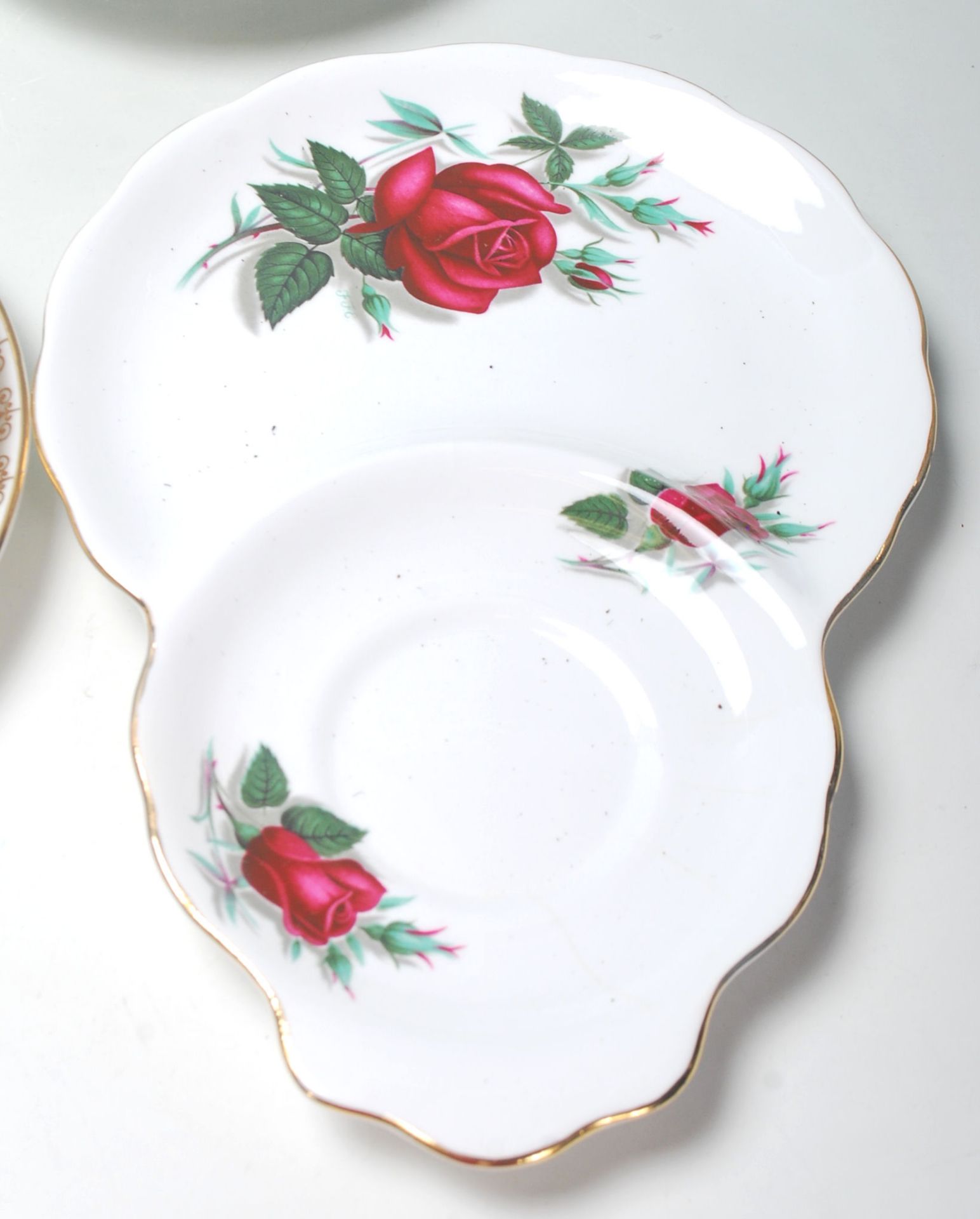 A collection of vintage early 20th Century fine bone china tea cups, trios and flower posies by - Bild 9 aus 15