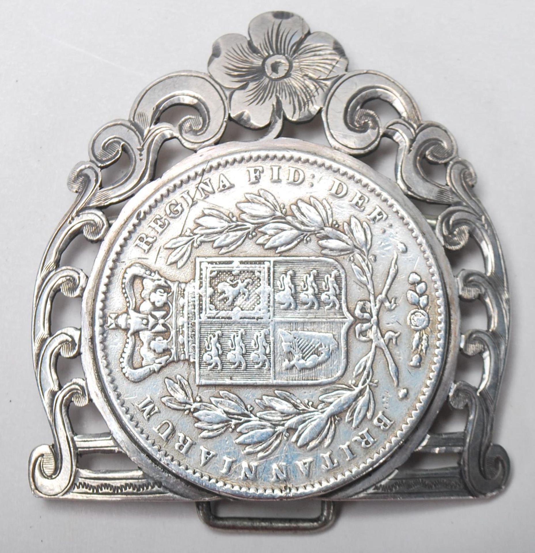 An antique belt buckle having two 19th Century silver coins moulded to the front panel and decorated - Bild 4 aus 5