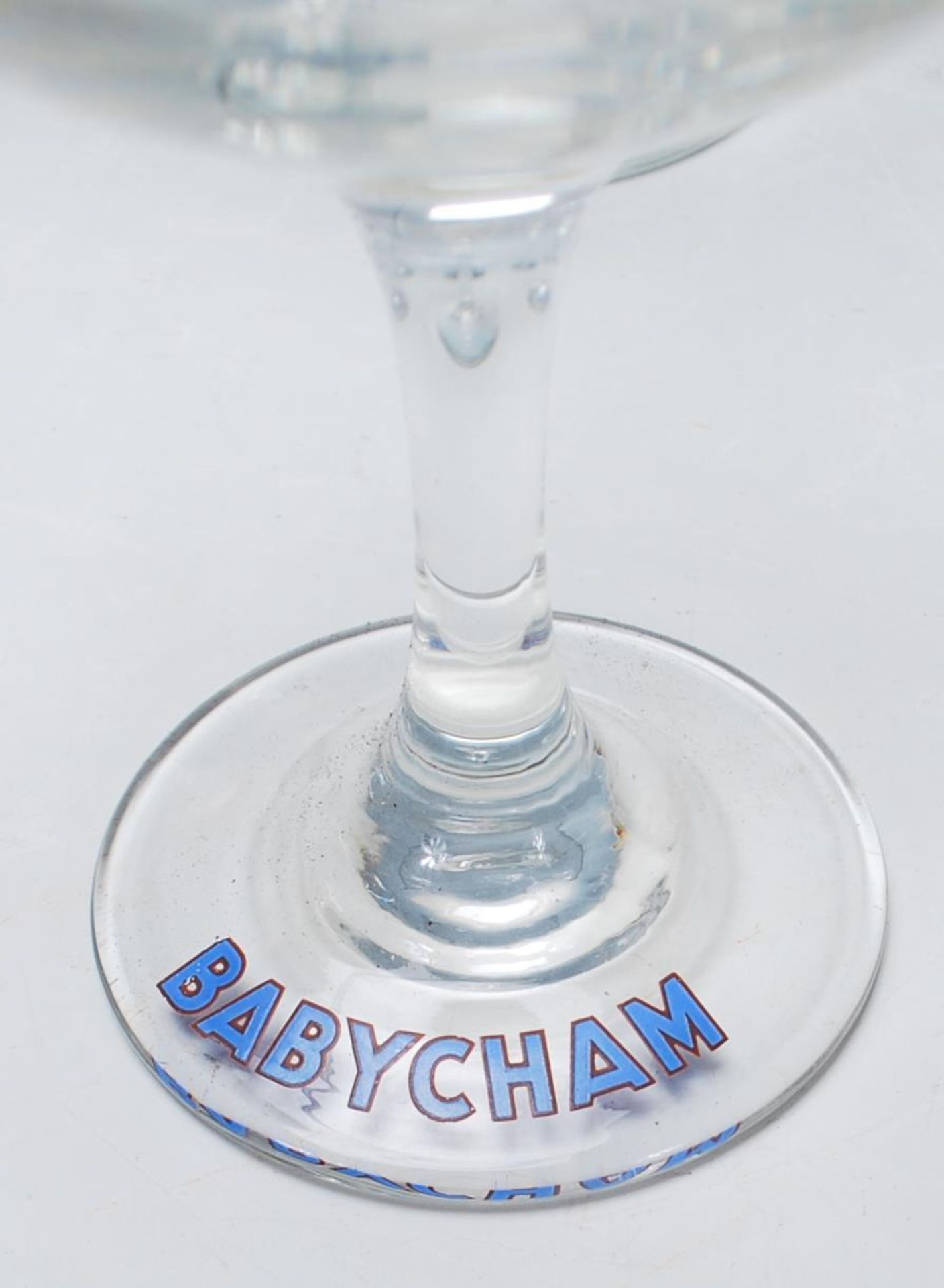 A set of nine vintage retro Babycham advertising glasses having gilt rims with hexagonal stems and - Bild 4 aus 6