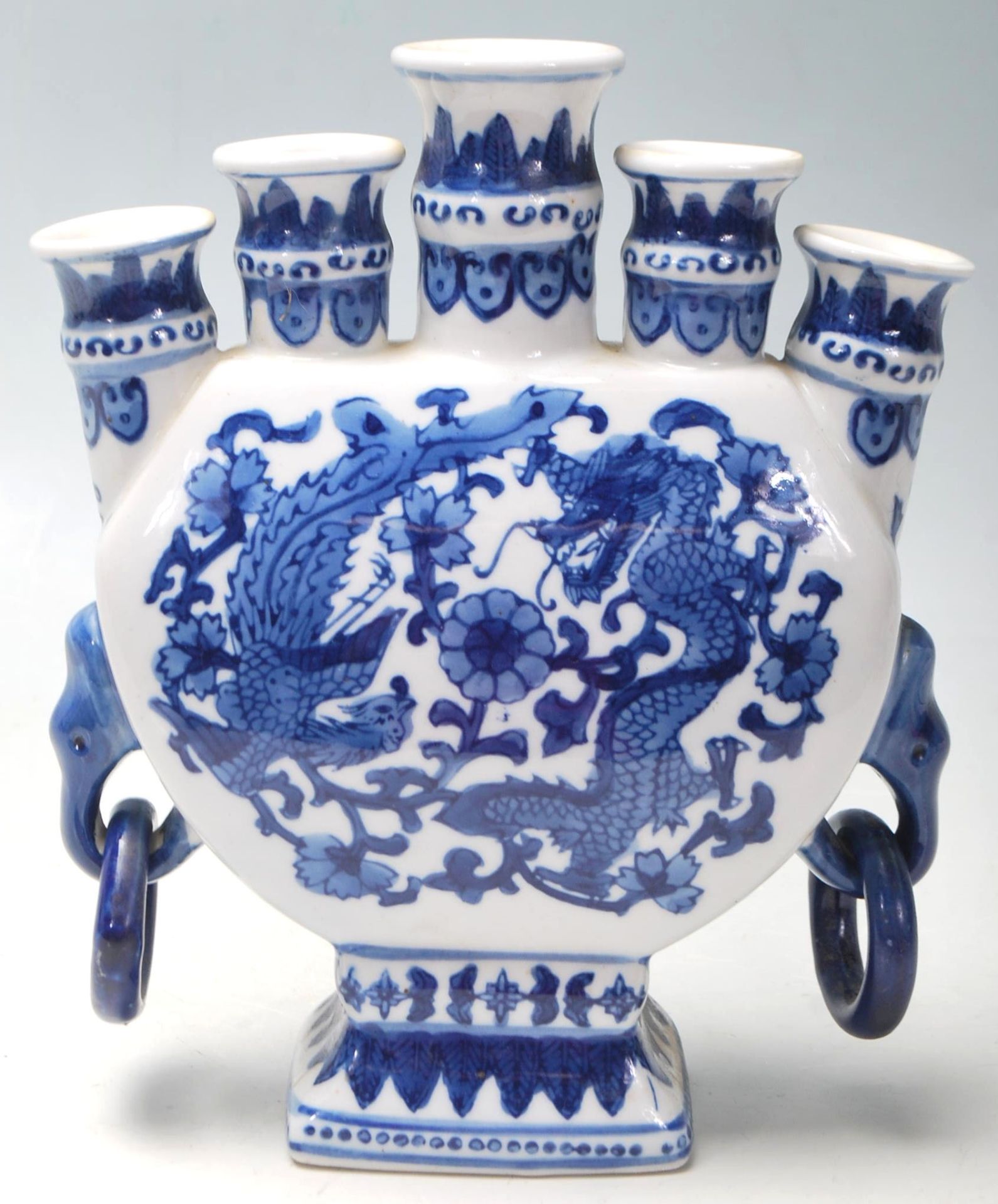 A 20th Century Chinese blue and white porcelain candlestick holder / candelabra having five scones - Bild 3 aus 5