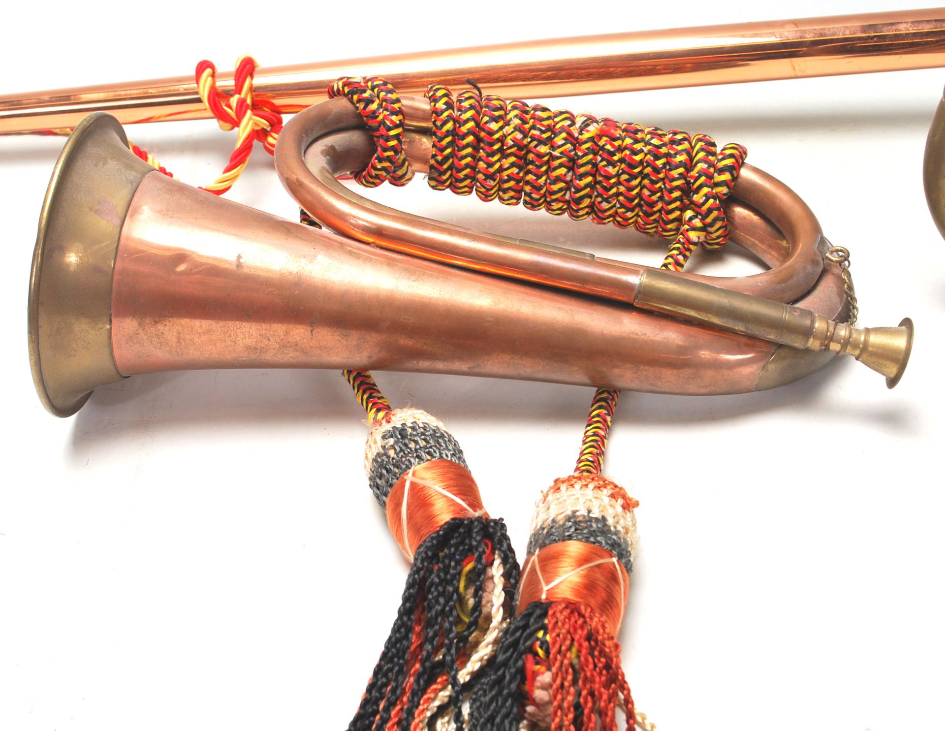 A collection of early 20th Century brass horns to include a pair of hunting horns with tassels and a - Bild 3 aus 6