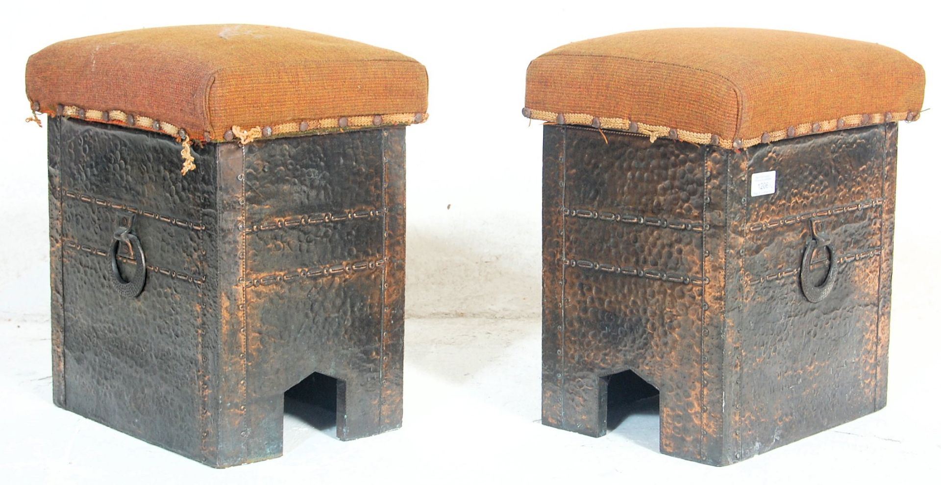 A pair of late Victorian 19th century Arts & Crafts hammered copper club fire fender stools. Each - Bild 4 aus 9