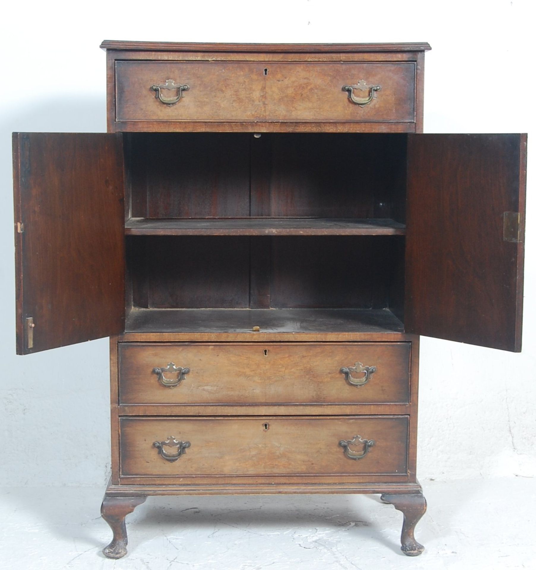 A vintage 1940s mid century walnut veneered tallboy / bachelors chest  / chest of drawers having a - Bild 5 aus 15