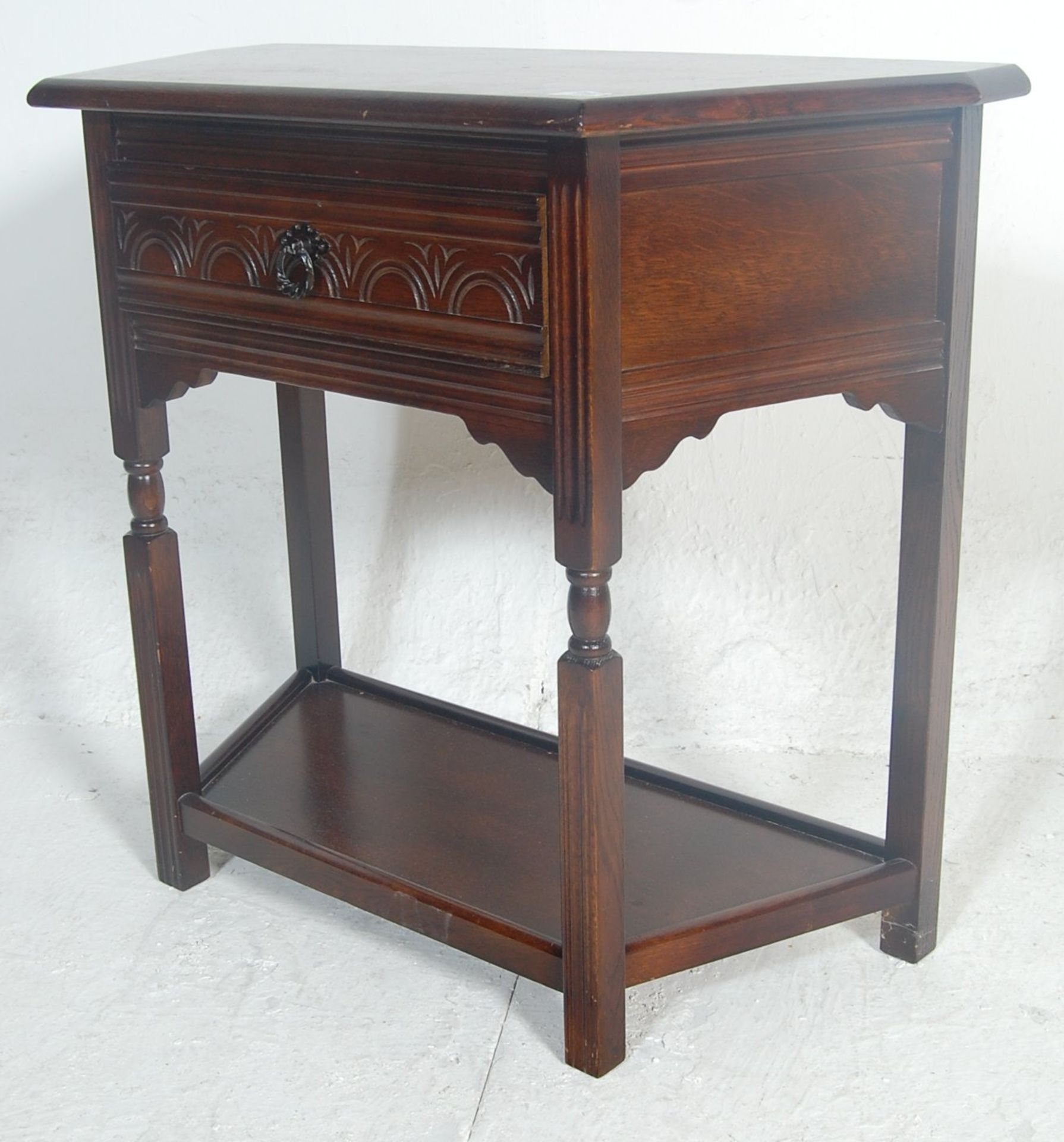 A early 20th Century Edwardian oak hall table of angular form having a single carved drawer with a - Bild 5 aus 5